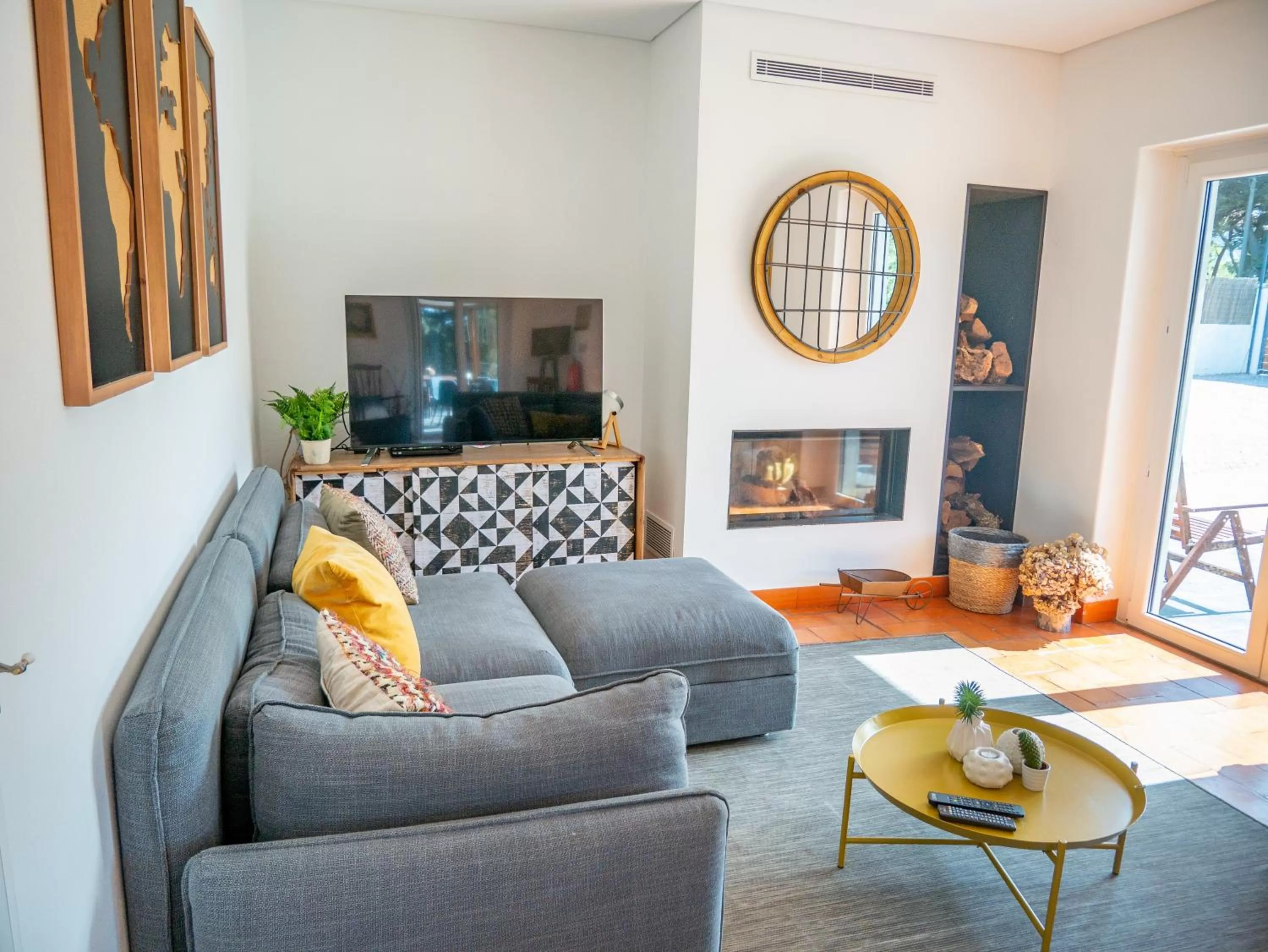 Communal lounge/ TV room in Azen Cool House