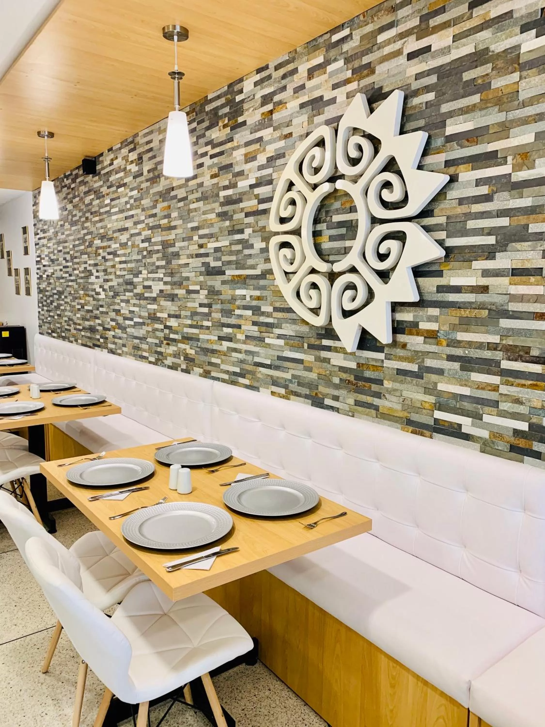 Restaurant/places to eat in Hotel Endamo