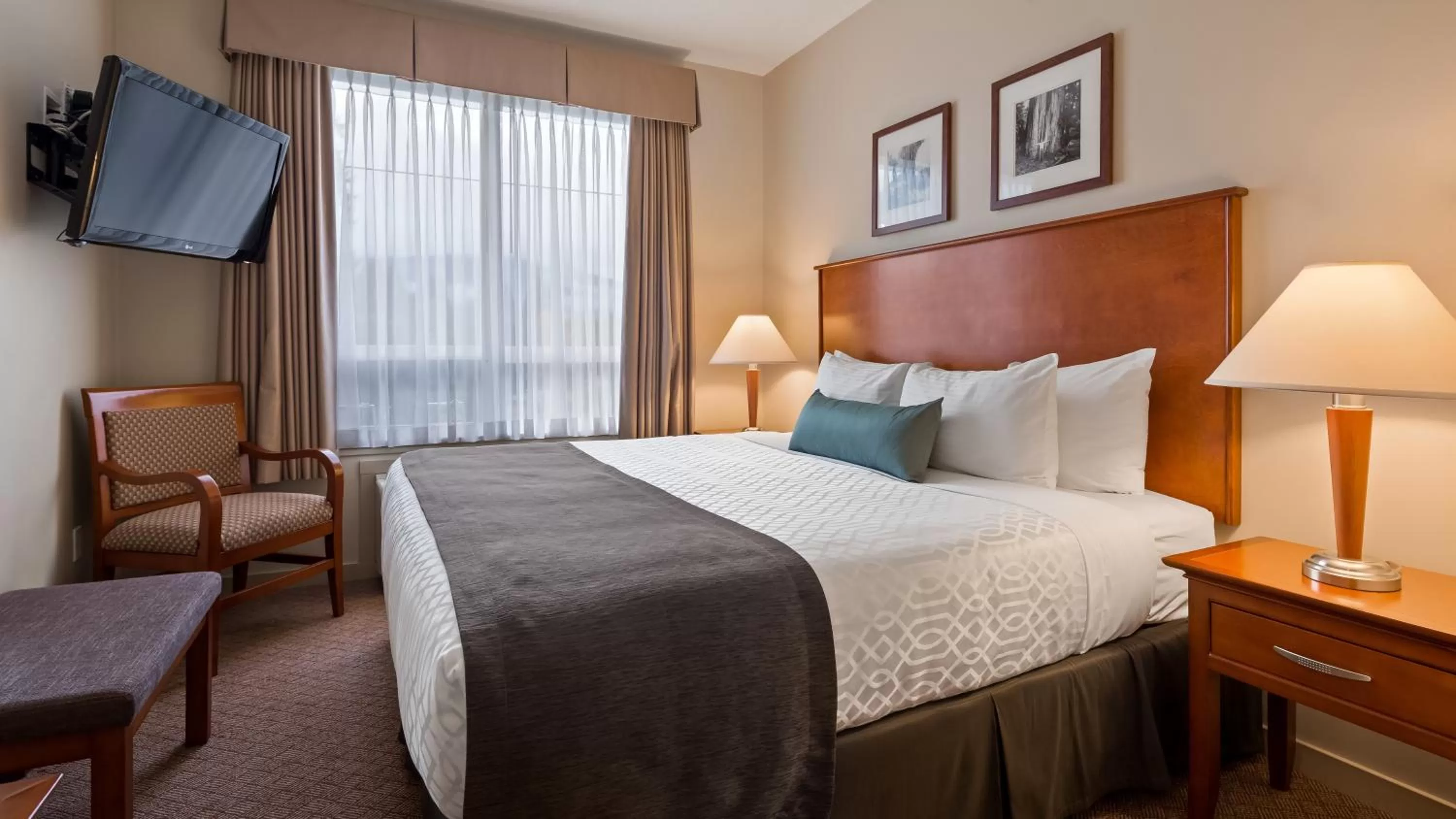 Bed in Best Western PLUS Chemainus Inn