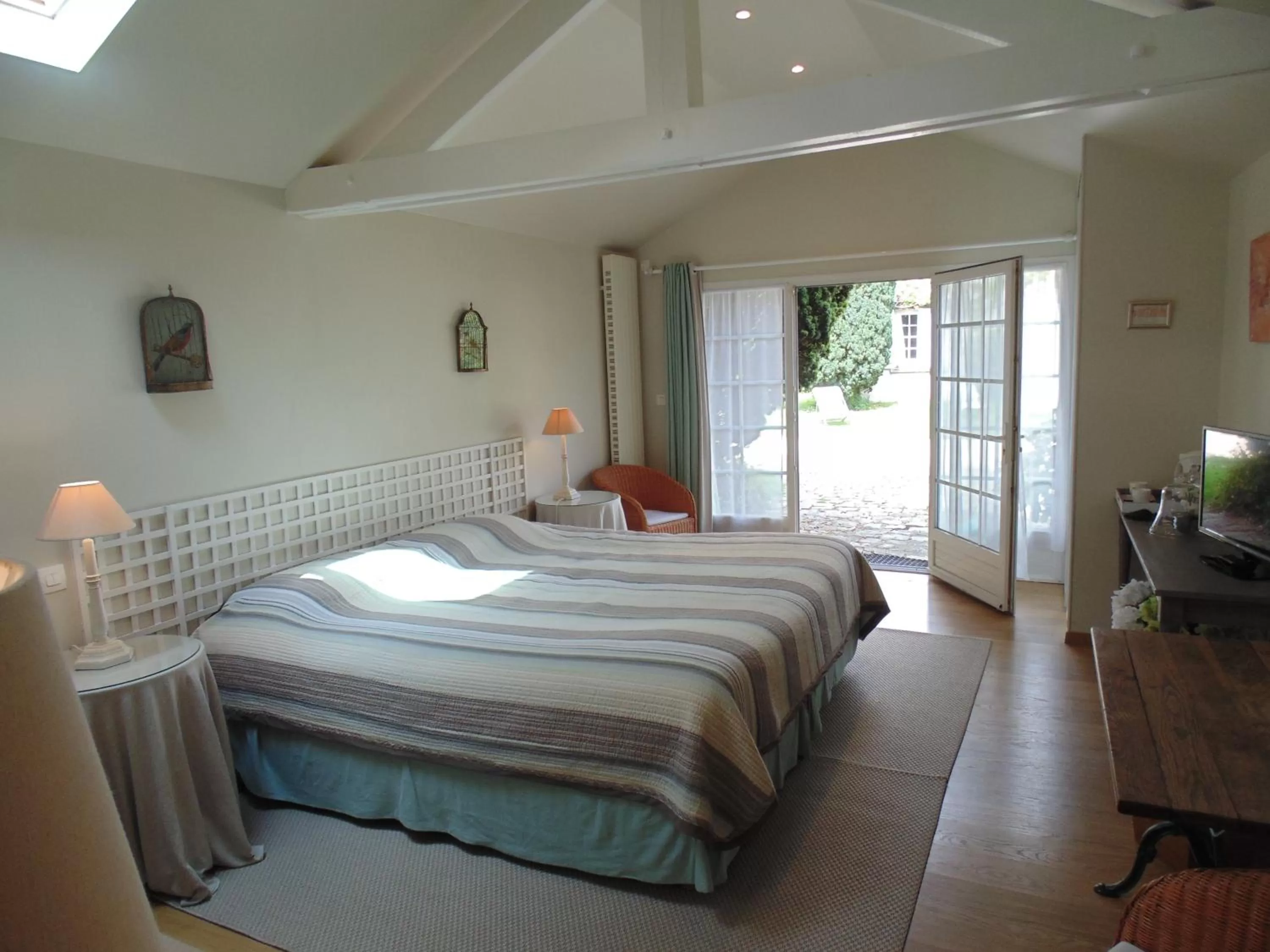 Photo of the whole room, Bed in Clos Saint Nicolas