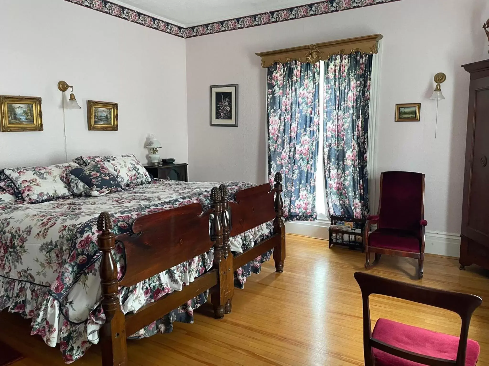 Deluxe Family Room in Marshlands Inn Deluxe Family Room in Marshlands Inn