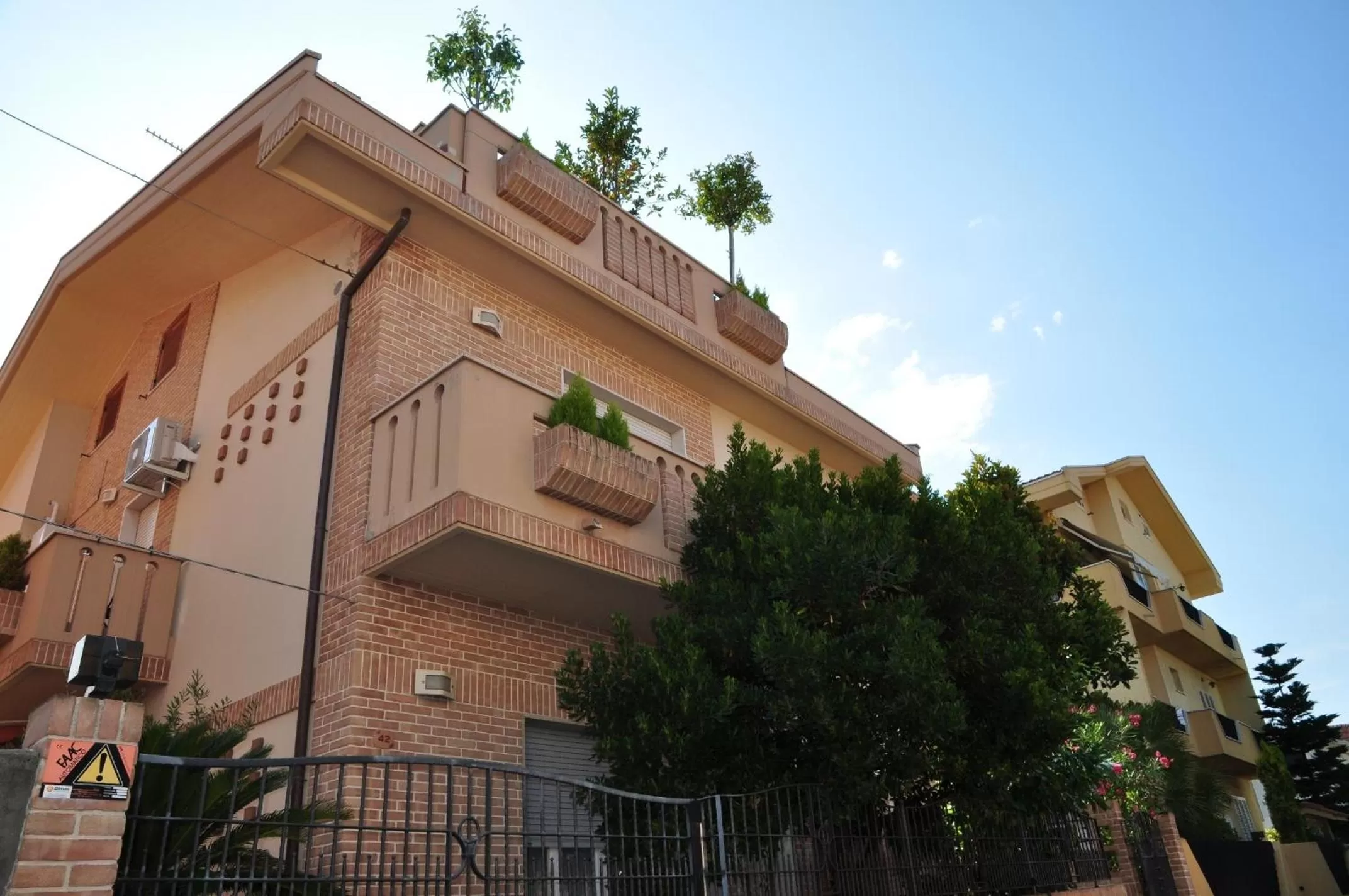 Facade/entrance in Domus Primavera