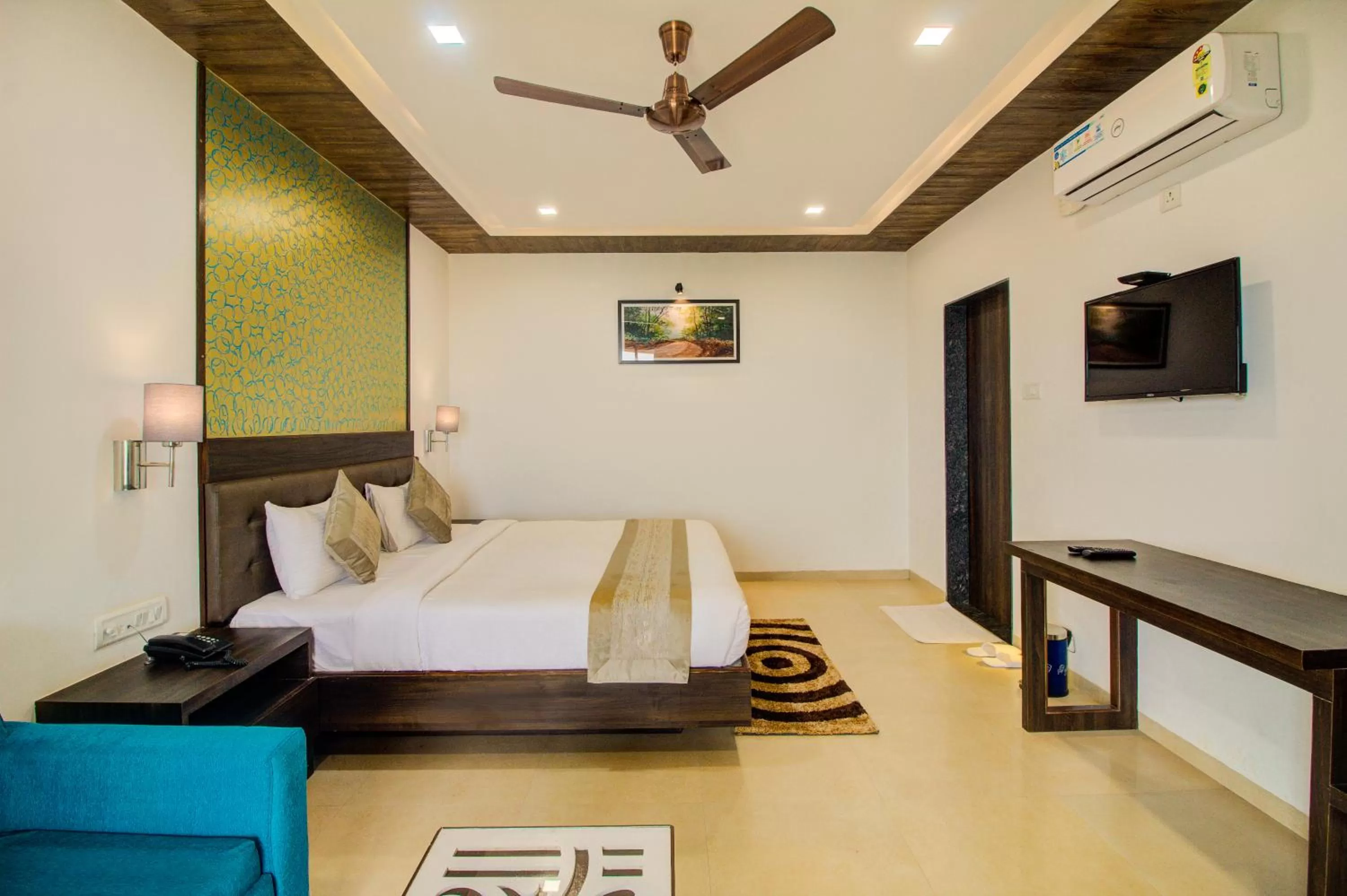 TV and multimedia, Bed in Mountain Breeze Resort, Mahabaleshwar