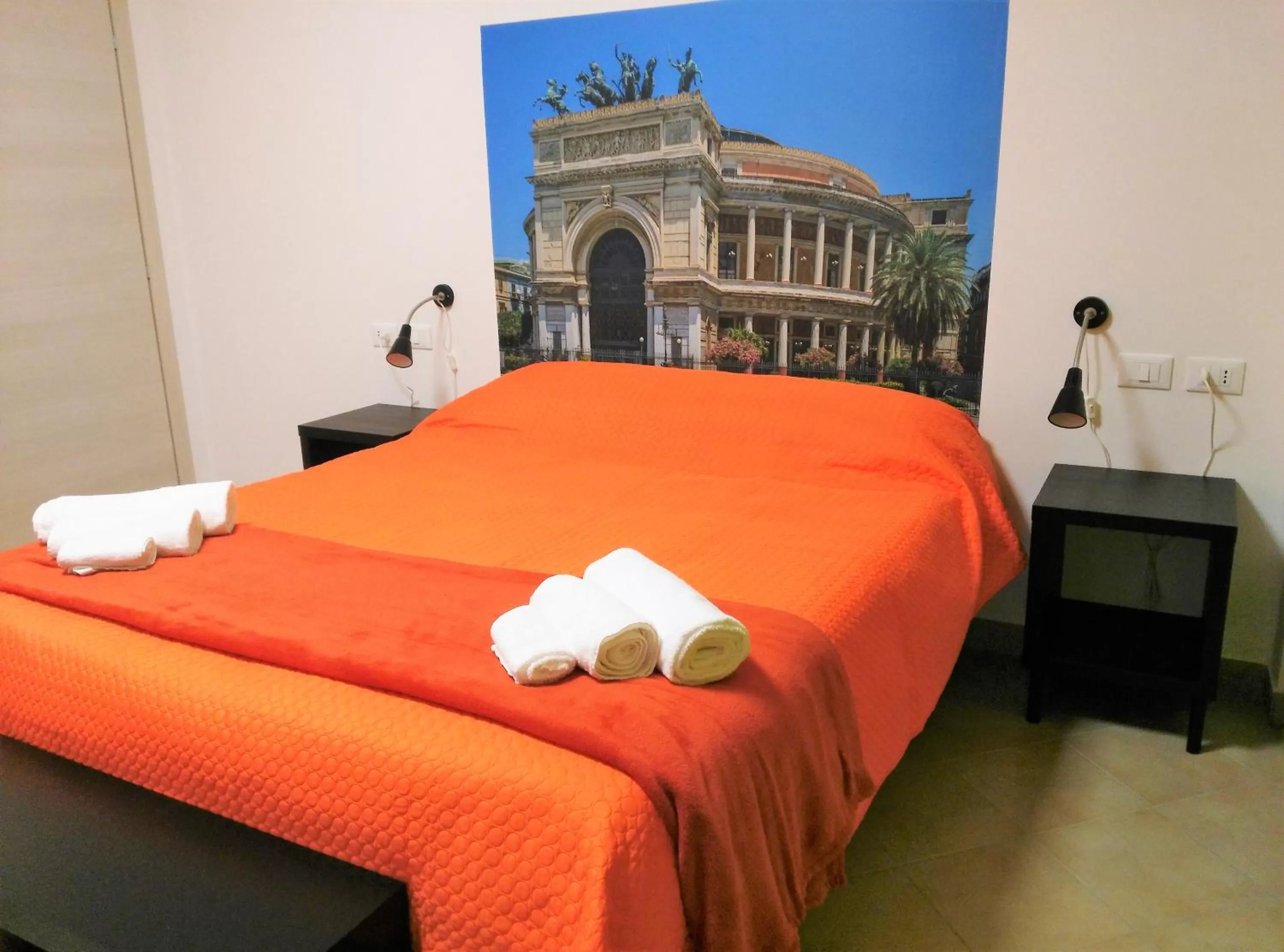 Photo of the whole room, Bed in B&B Into Palermo Rooms vicino al teatro Massimo