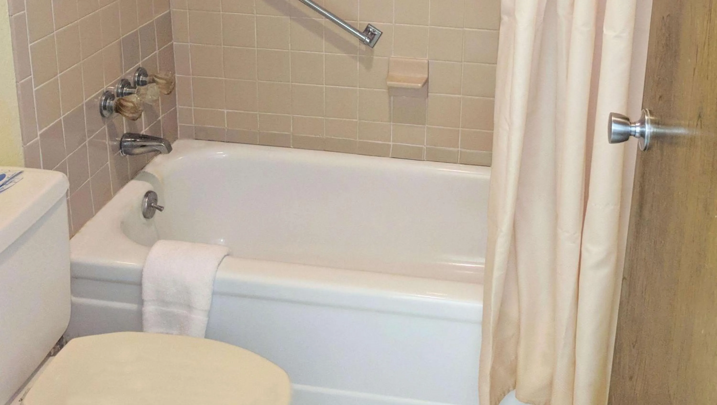 Bathroom in Black Angus Motel Poteau