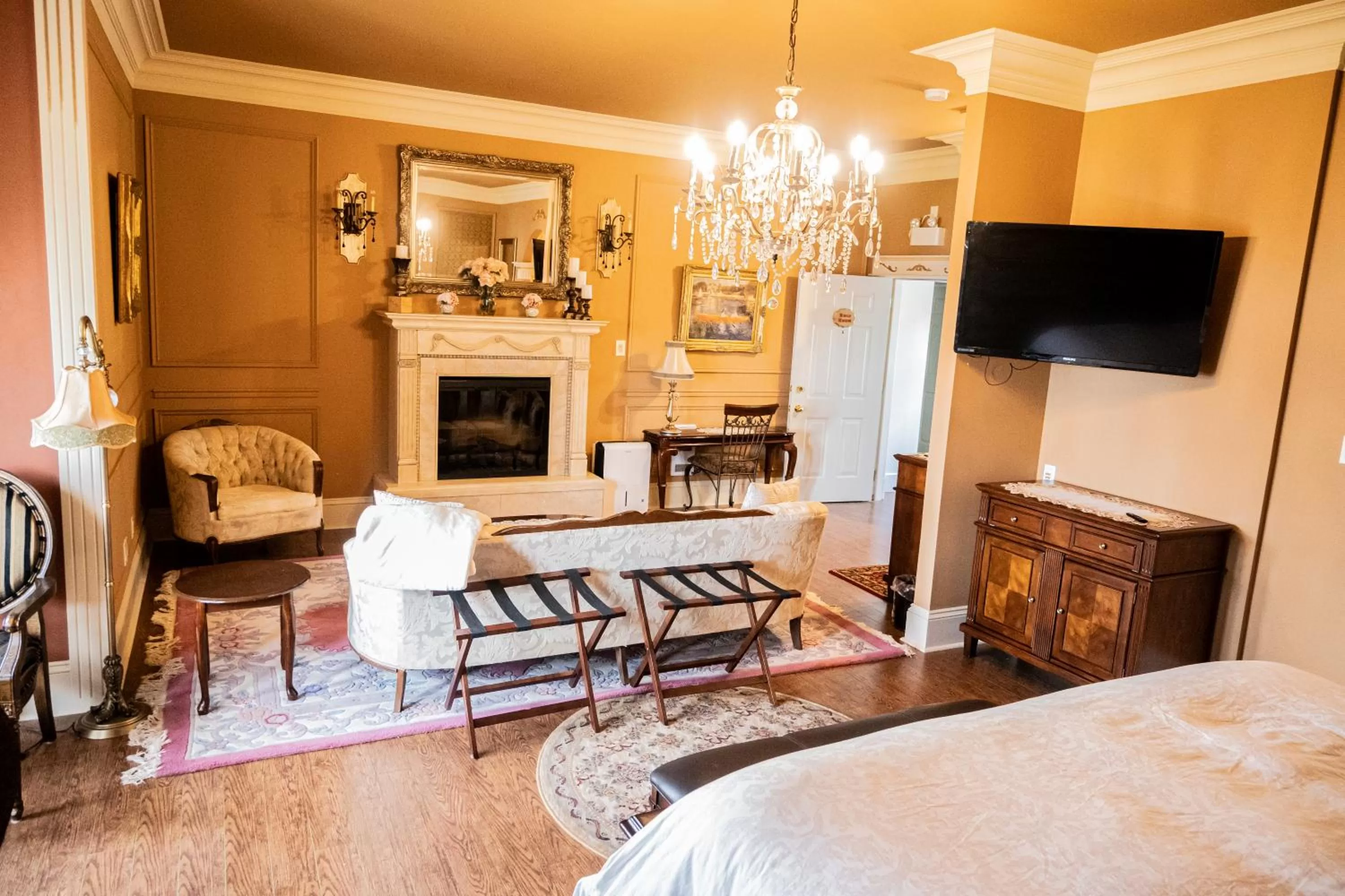Photo of the whole room, Bed in Belle View Manor Inn