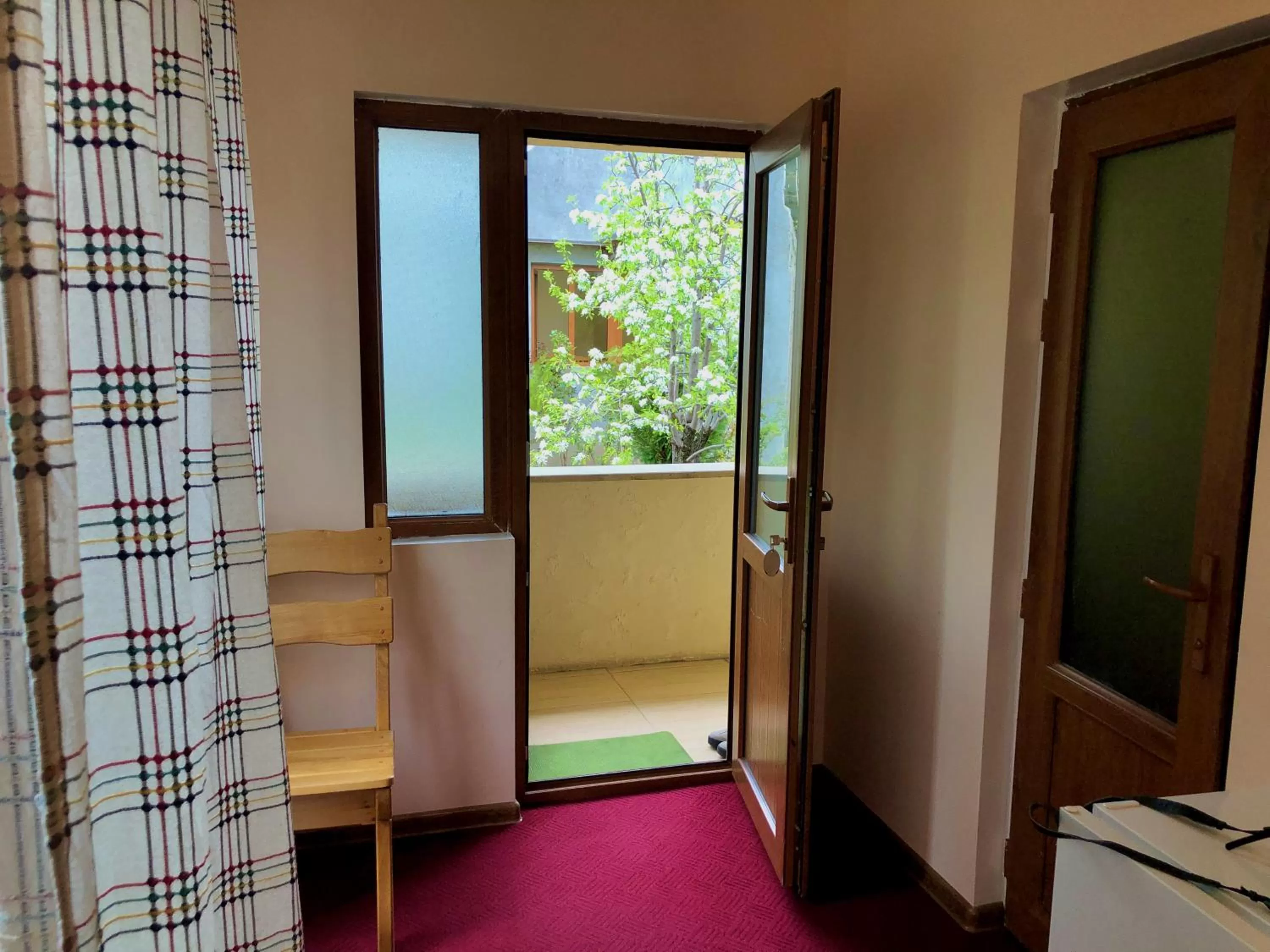 Photo of the whole room in Dil Hill by Sam