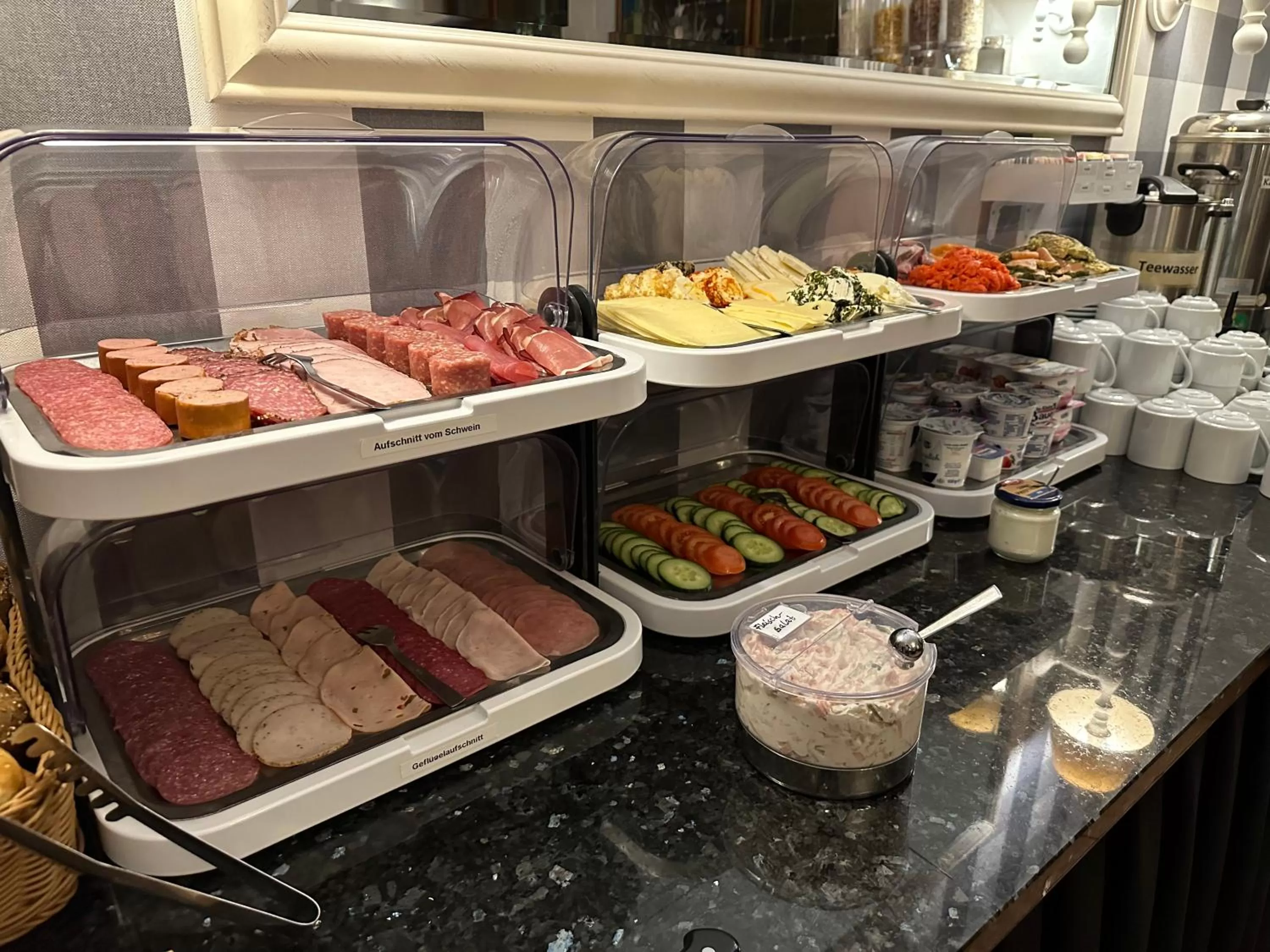 Buffet breakfast in Mertinkus Nordseehotel