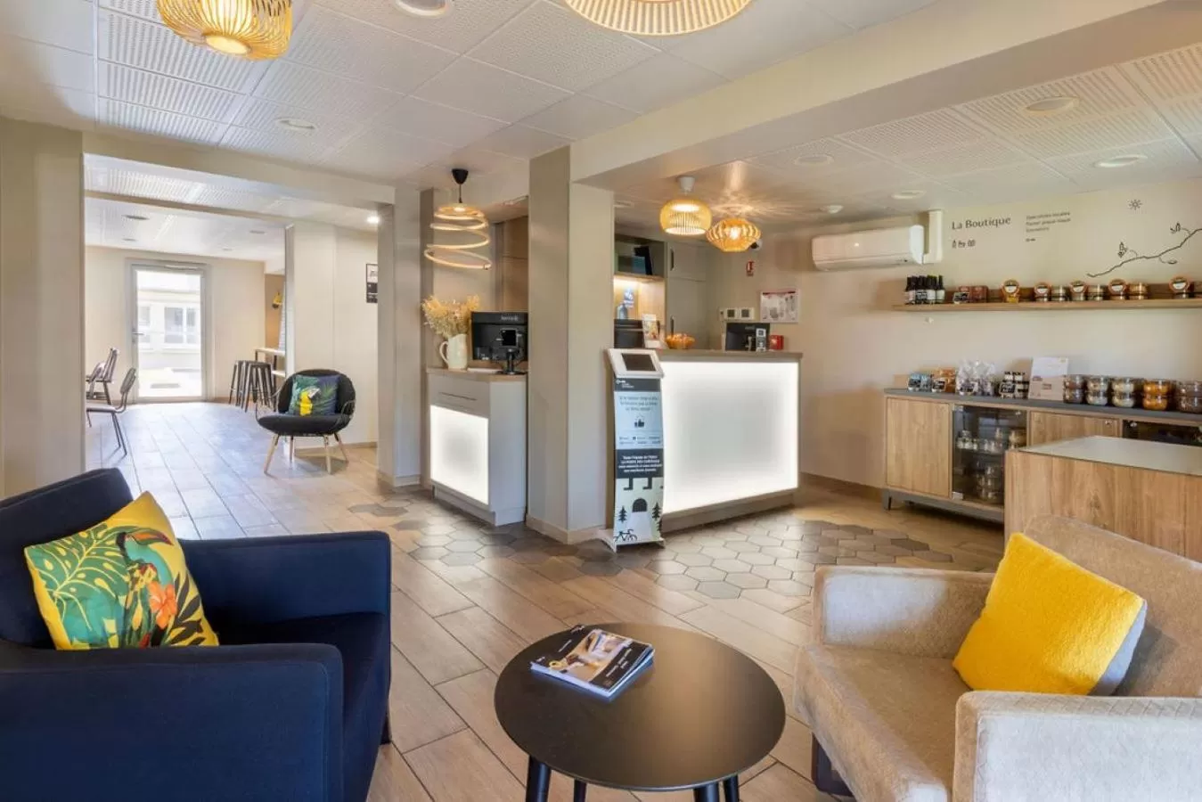 Lobby or reception in BEST WESTERN La Porte des Châteaux