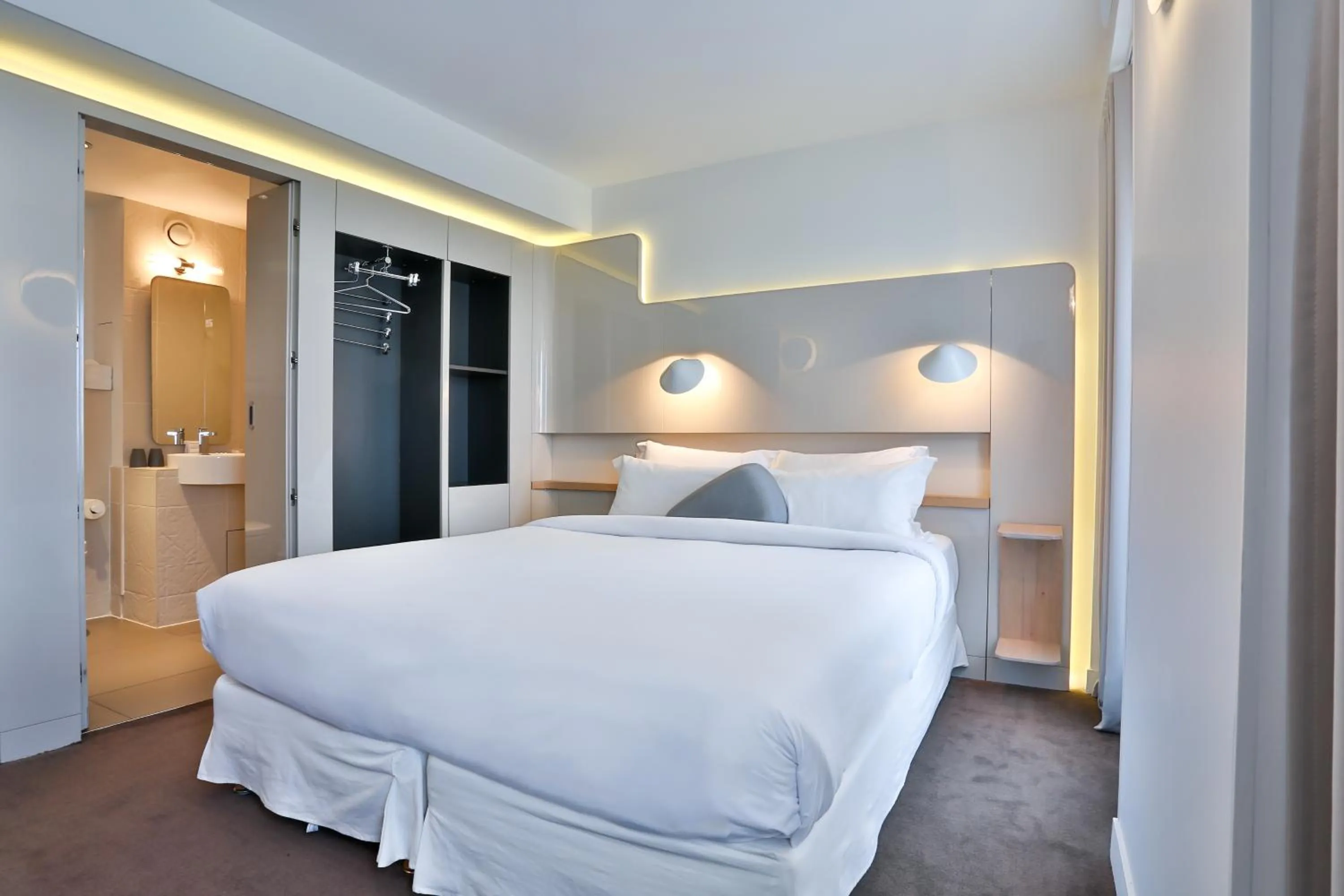 Shower, Bed in Hôtel Le Marcel Paris Gare de l'Est