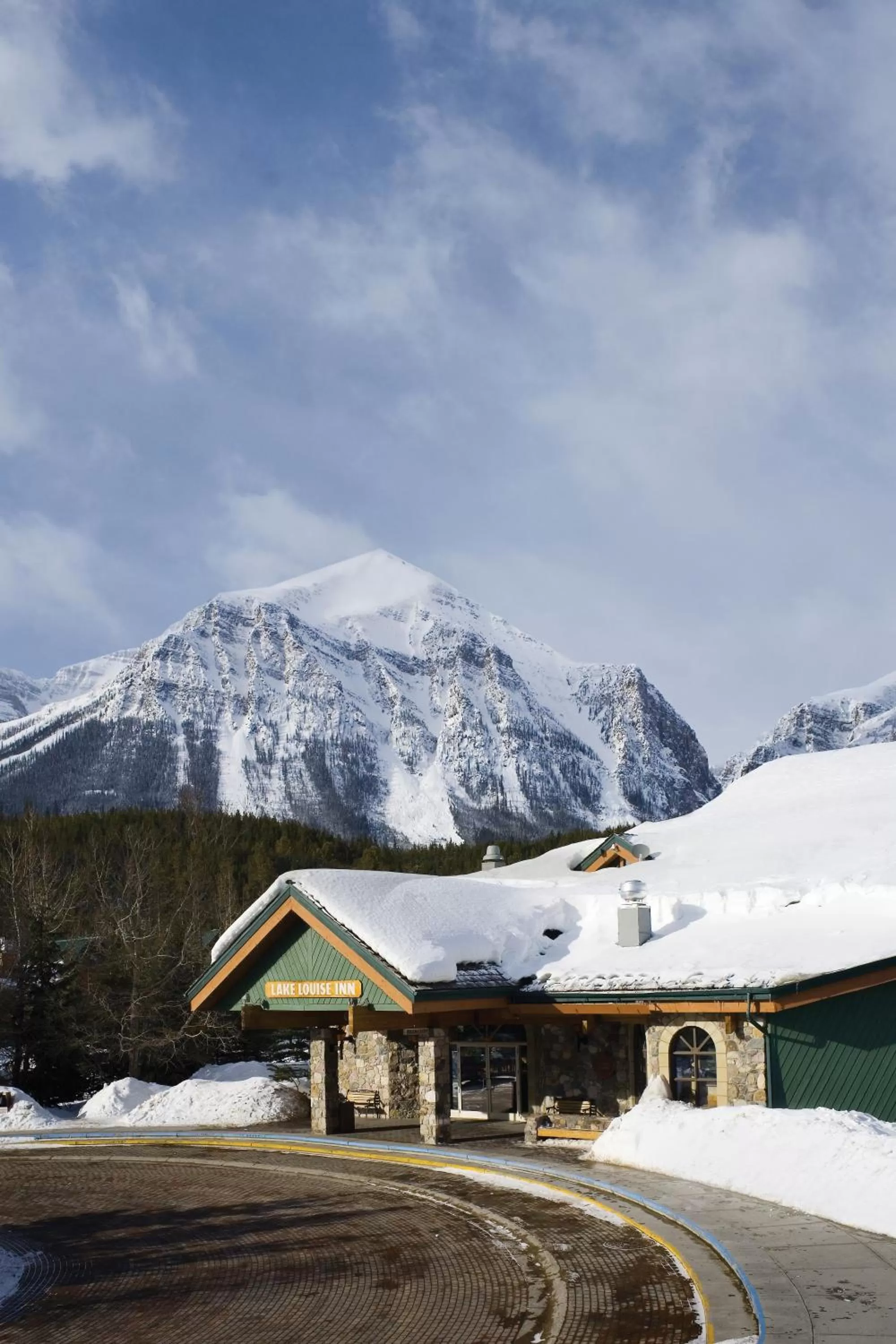 Facade/entrance in Lake Louise Inn