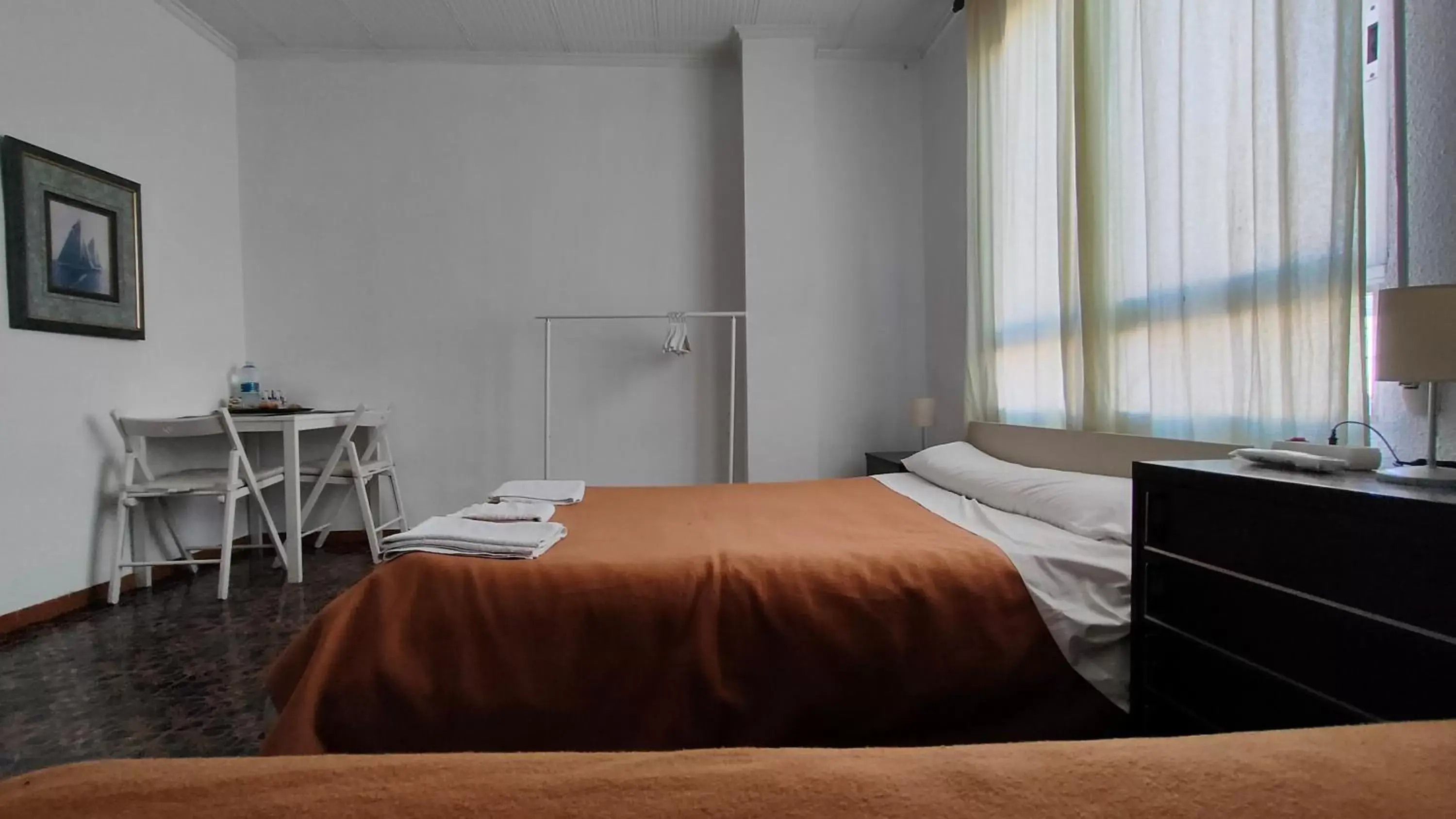 Standard Twin Room in Pensión Benavente AP-7 3 min - Playa 5 min coche Standard Twin Room in Pensión Benavente AP-7 3 min - Playa 5 min coche