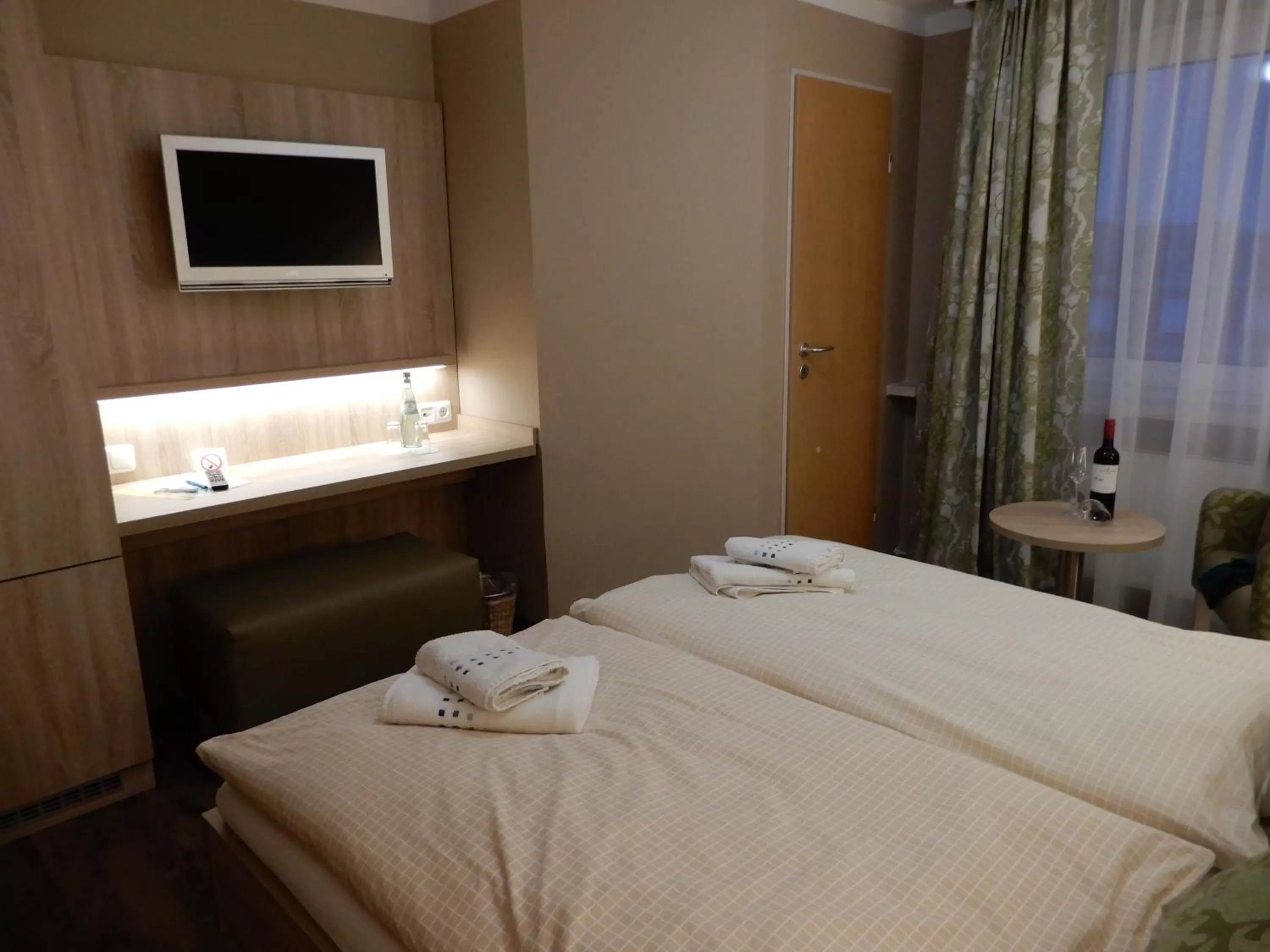 Photo of the whole room, Bed in Hotel Pension Am Hafen