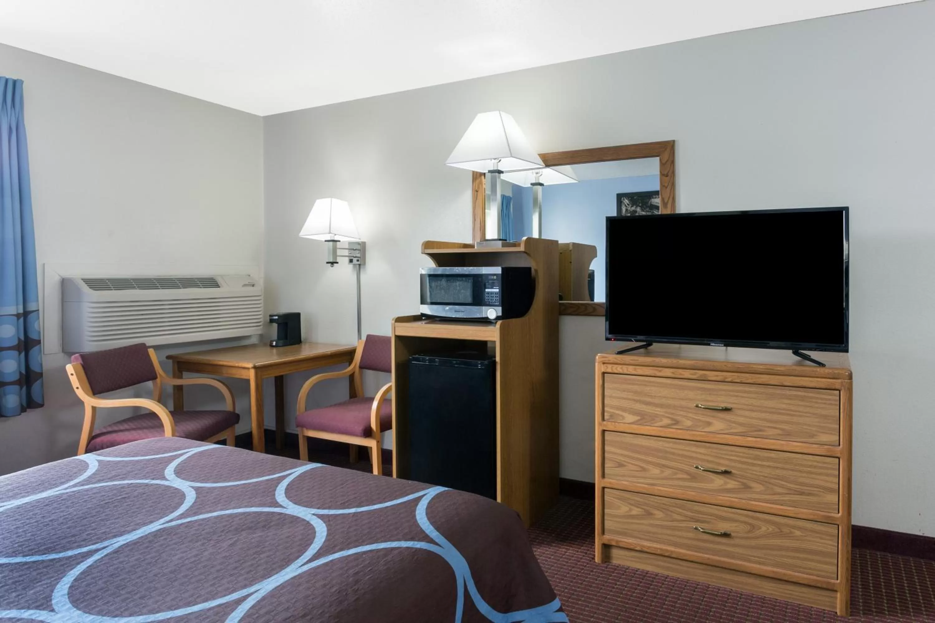 Bed in Super 8 by Wyndham Wisconsin Dells