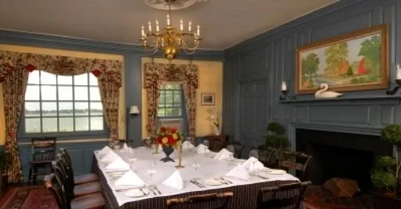 Restaurant/Places to Eat in The Robert Morris Inn