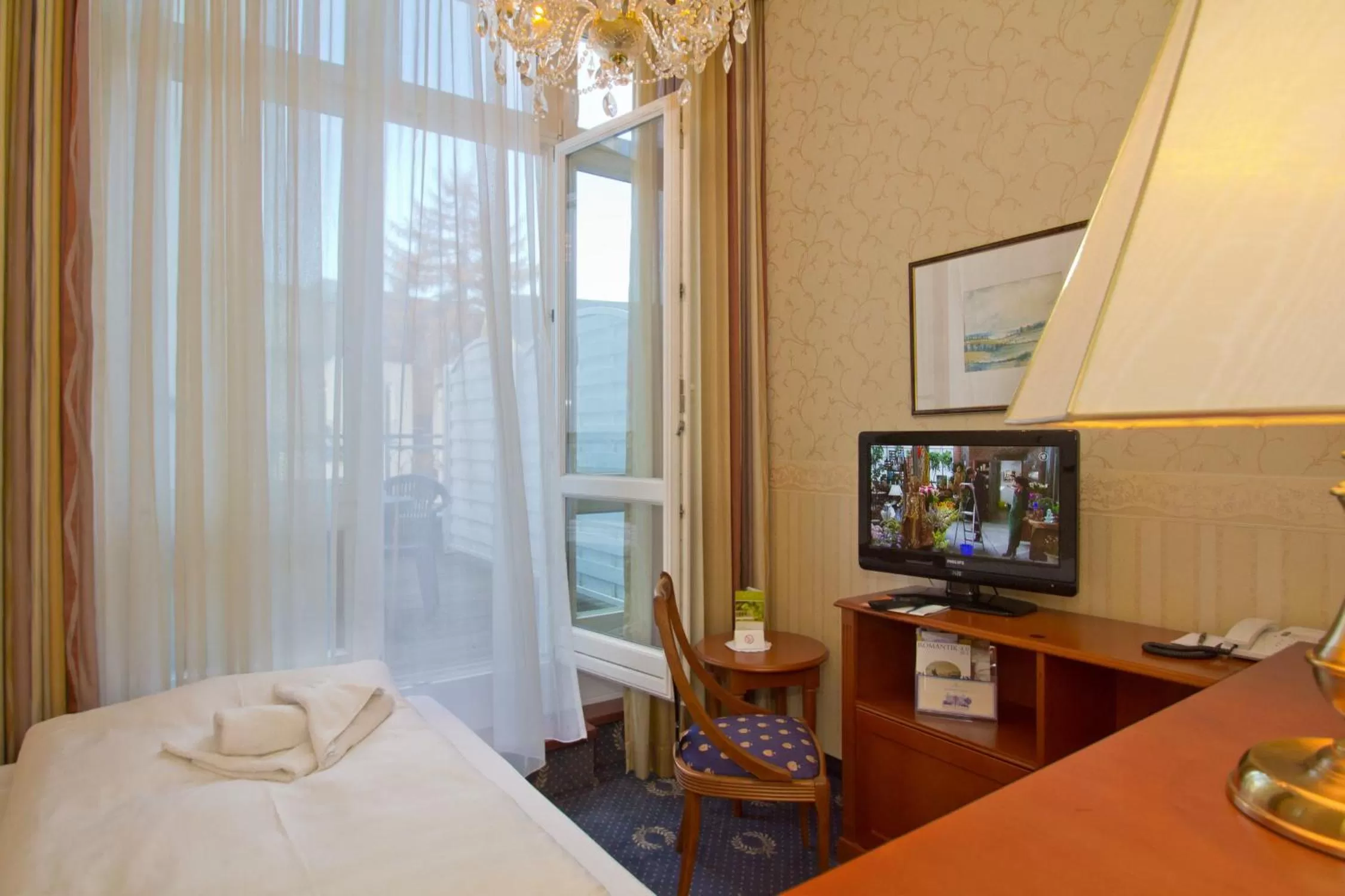 TV and multimedia, Bed in SEETELHOTEL Villa Esplanade mit Aurora die zwei Villen als Rückzugsorte mit Stil, Genuss und Geschichte