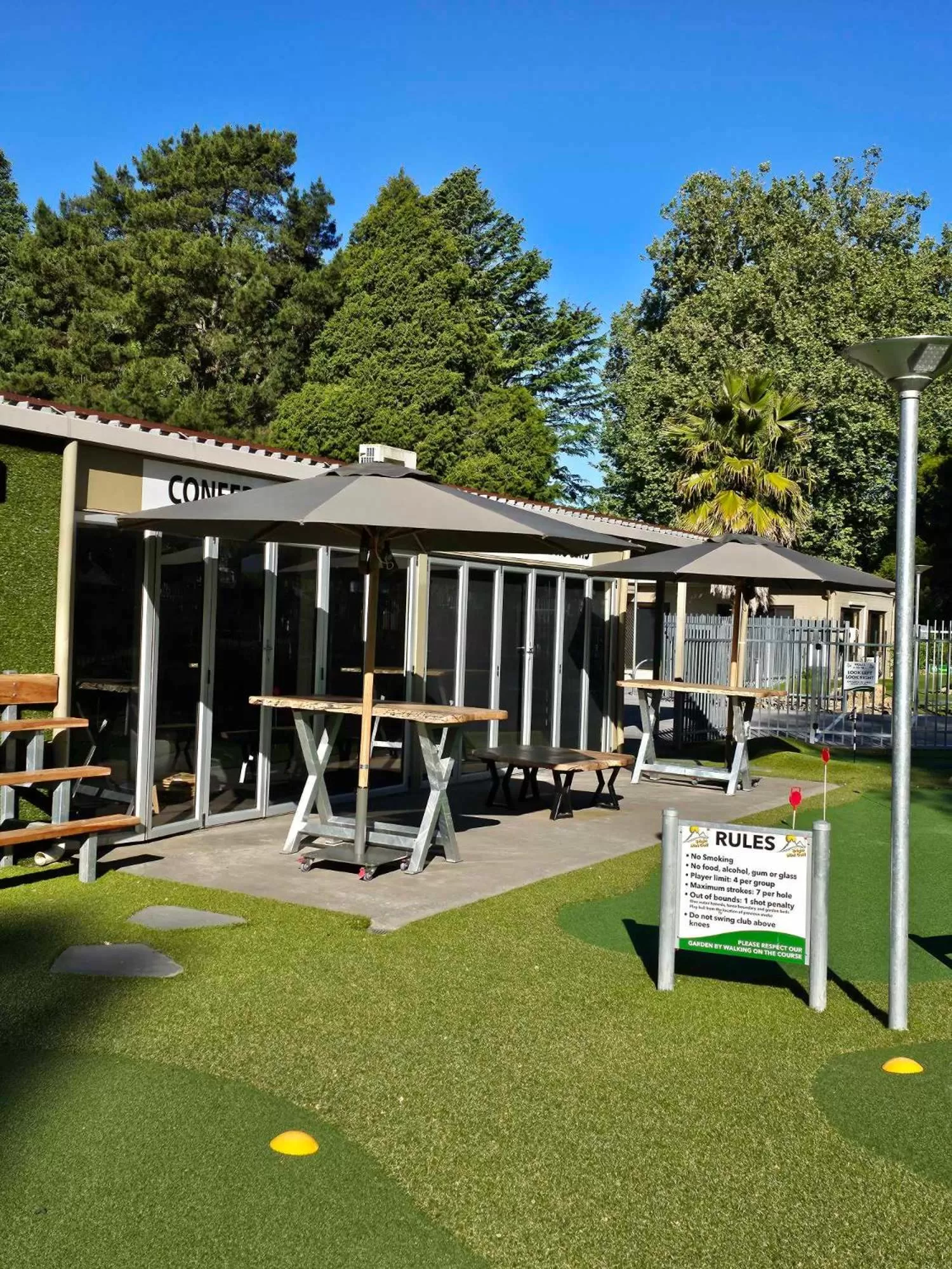 Minigolf in The Bright Motor Inn