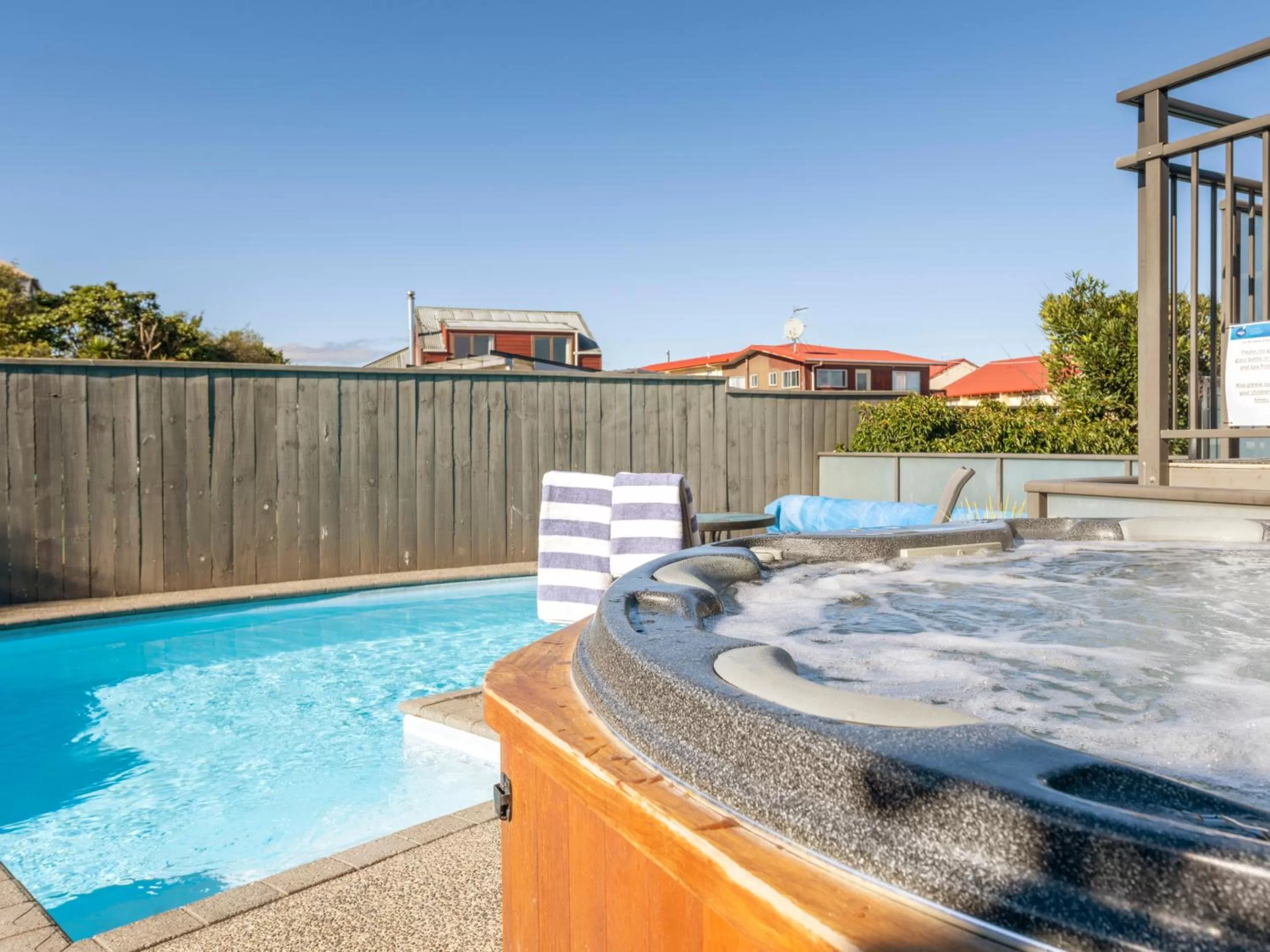Swimming pool in Lake Taupo Motor Inn