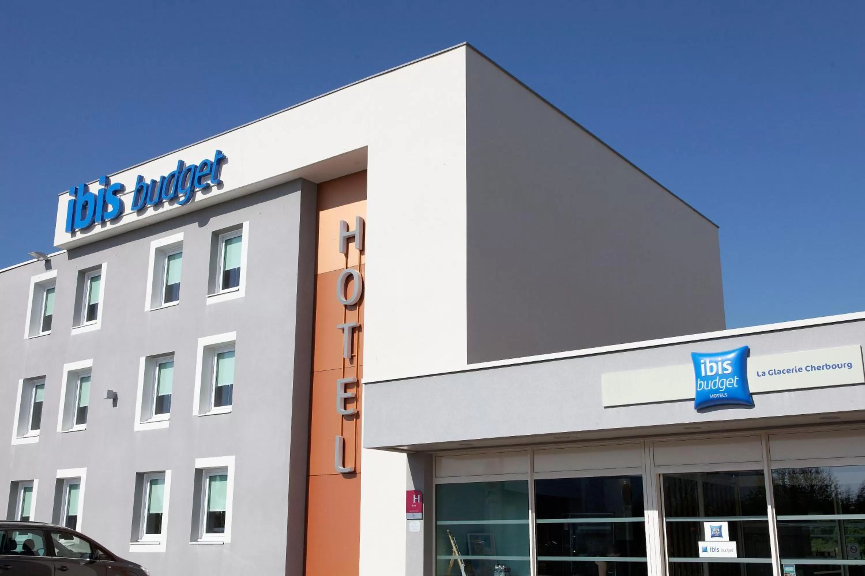 Facade/entrance in ibis budget Cherbourg - La Glacerie