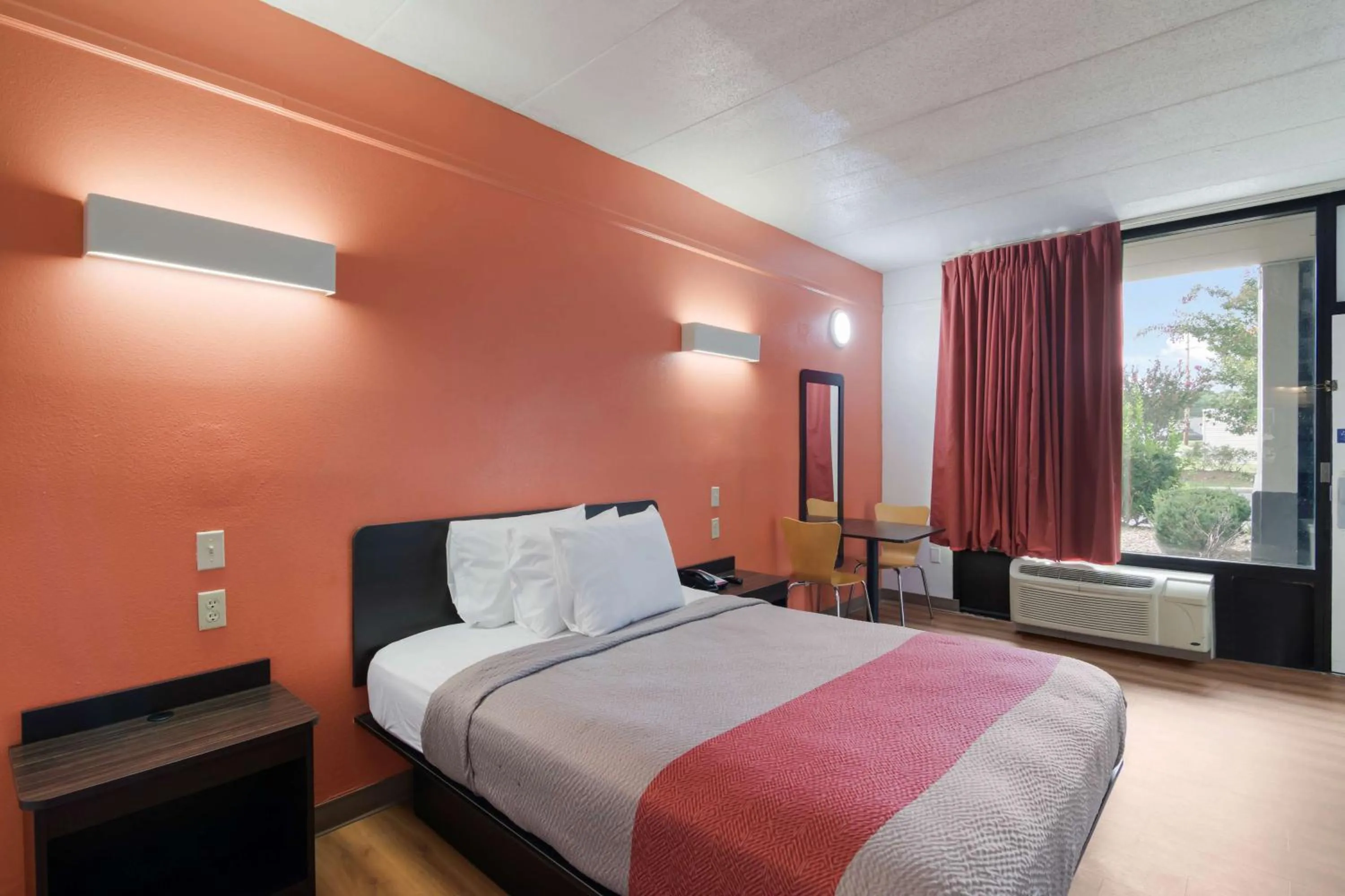 Photo of the whole room, Bed in Motel 6-Seaford, DE