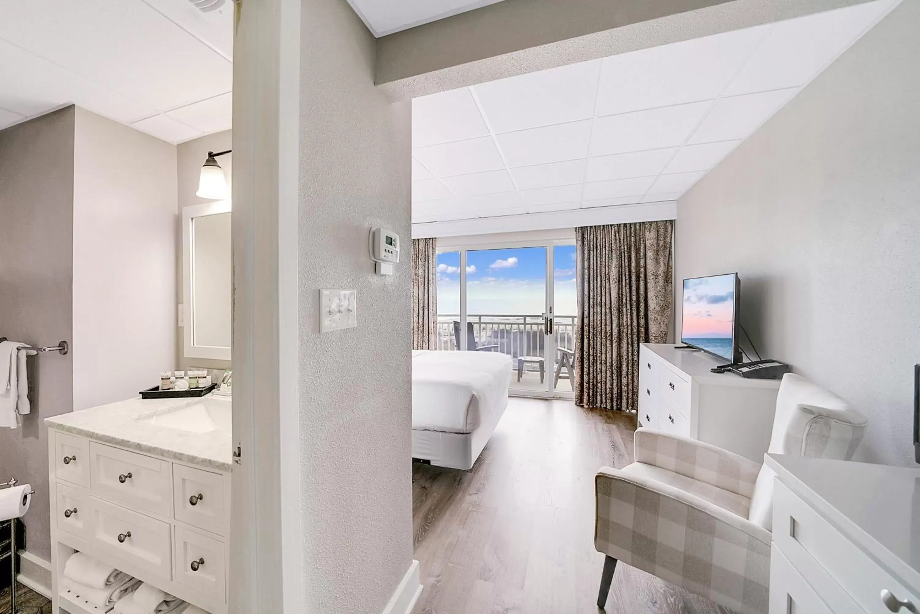 Deluxe Two Double Beds Suite with Kitchenette and Oceanfront in Montreal Beach Resort Deluxe Two Double Beds Suite with Kitchenette and Oceanfront in Montreal Beach Resort