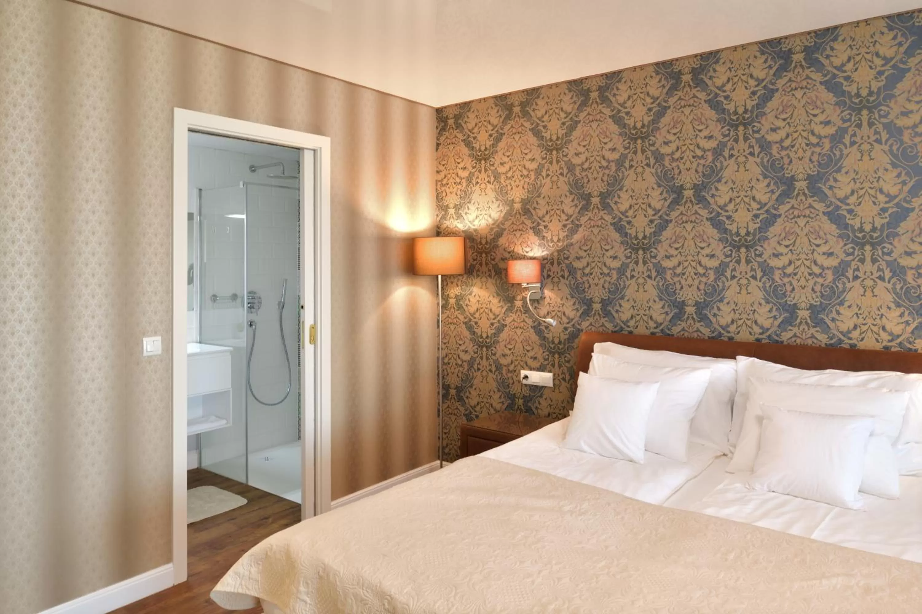 Bathroom, Bed in TI Hotel