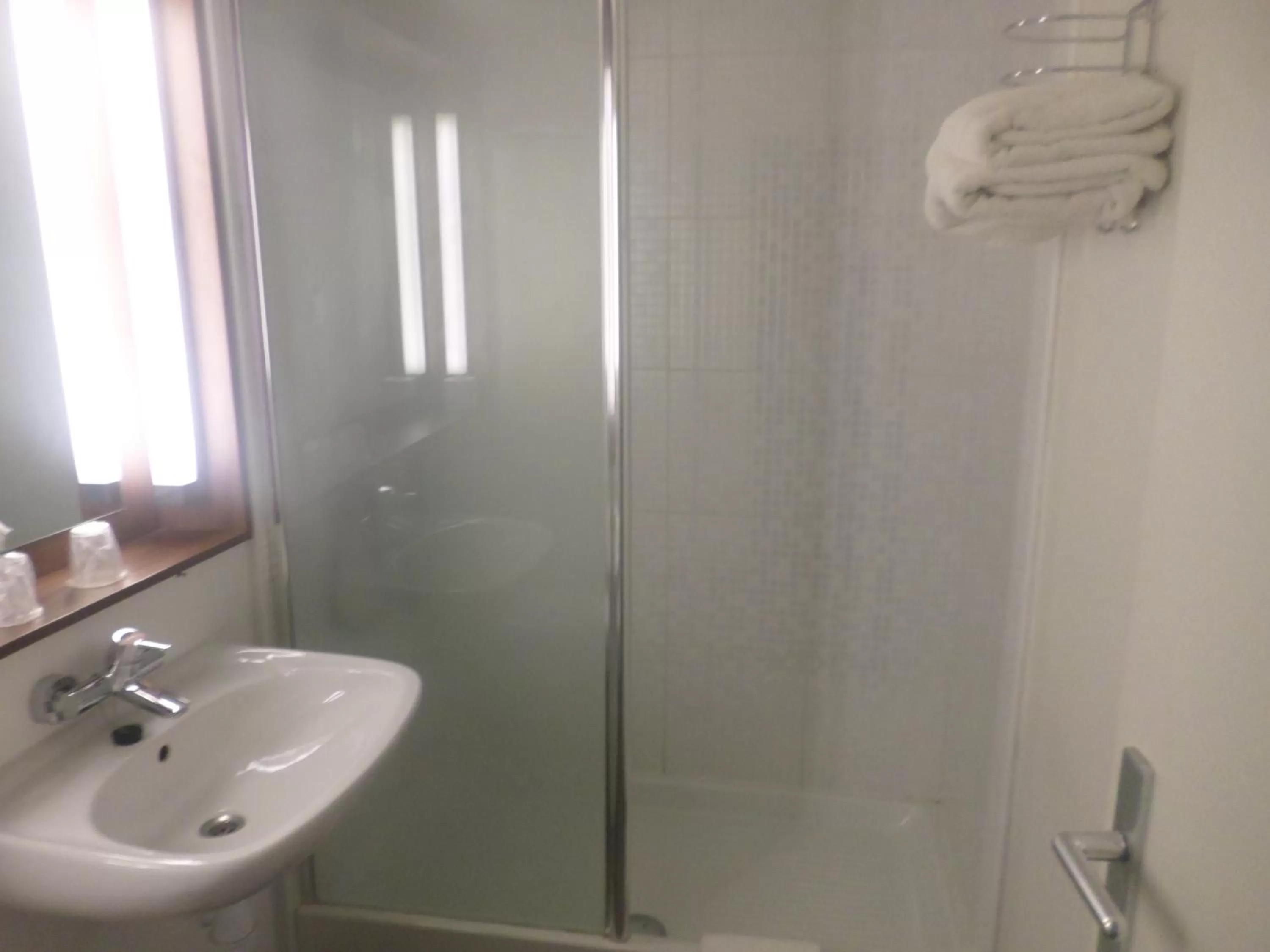 Photo of the whole room in Campanile Lille - Seclin