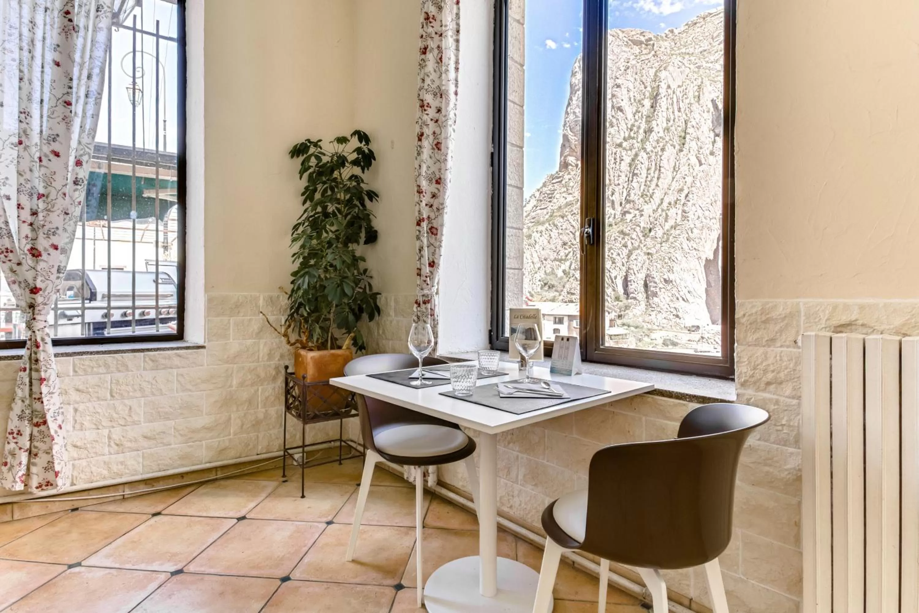 Restaurant/places to eat in Hôtel de la Citadelle