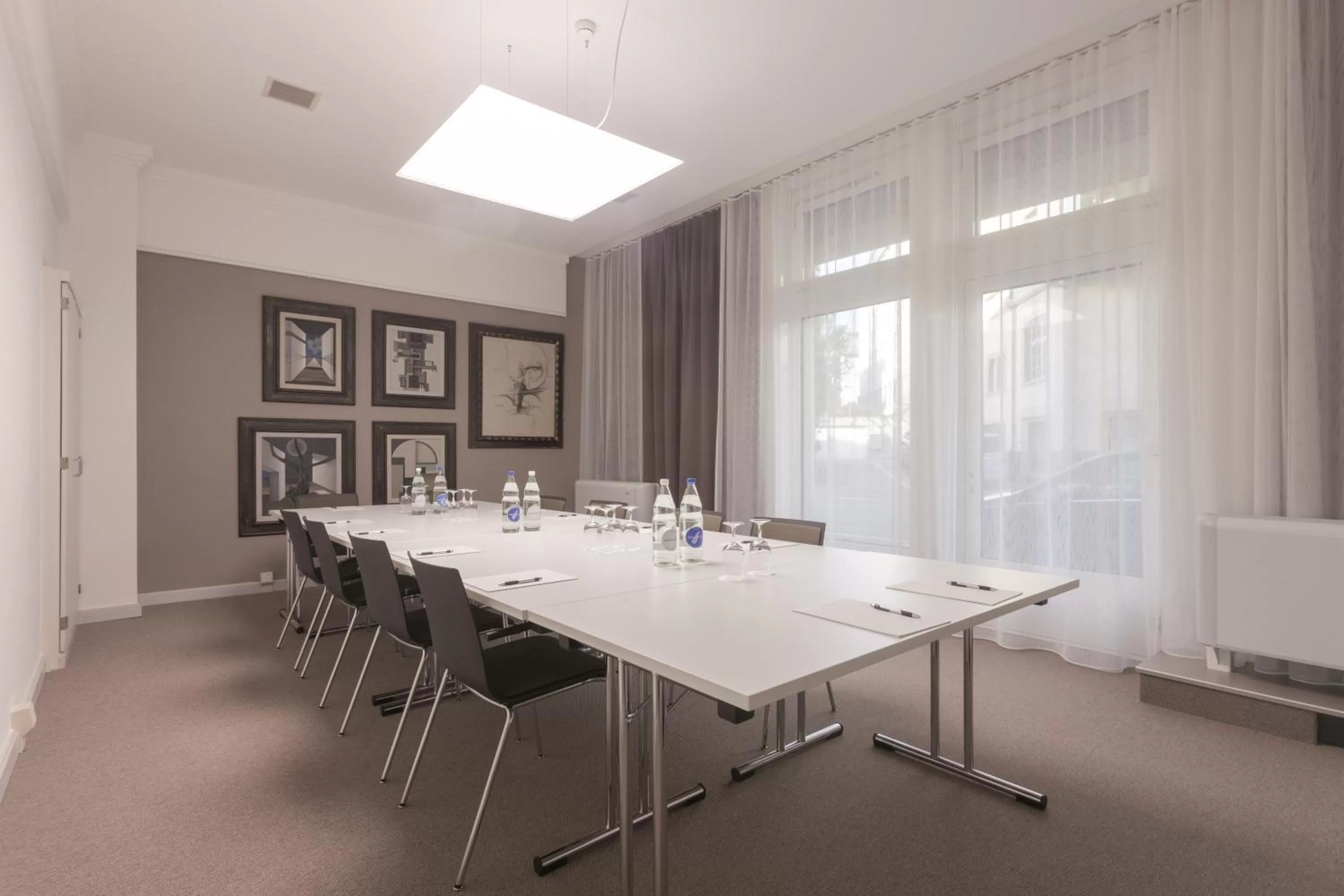 Meeting/conference room in EMA House Hotel Suites