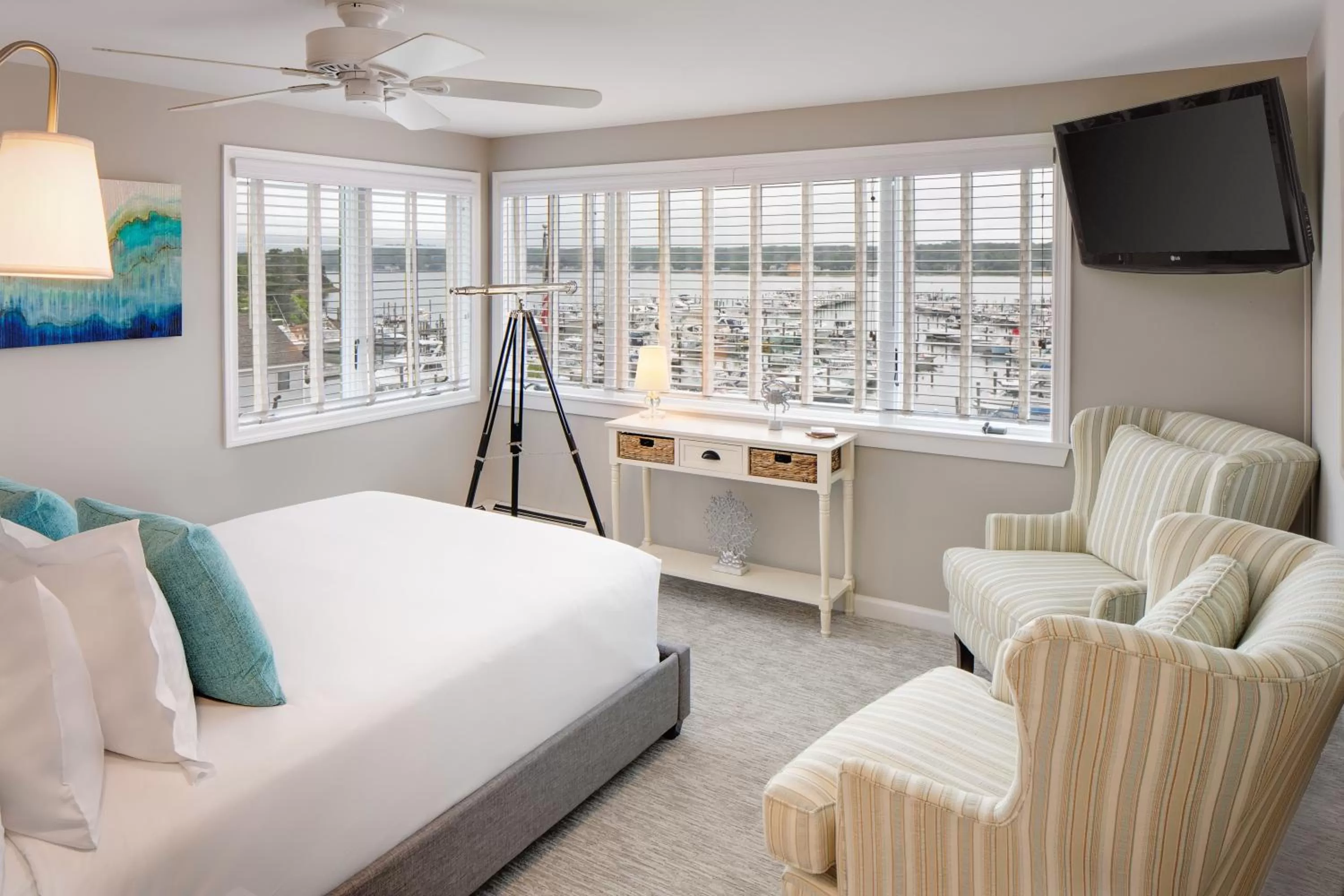 Bed in Inn at Harbor Hill Marina