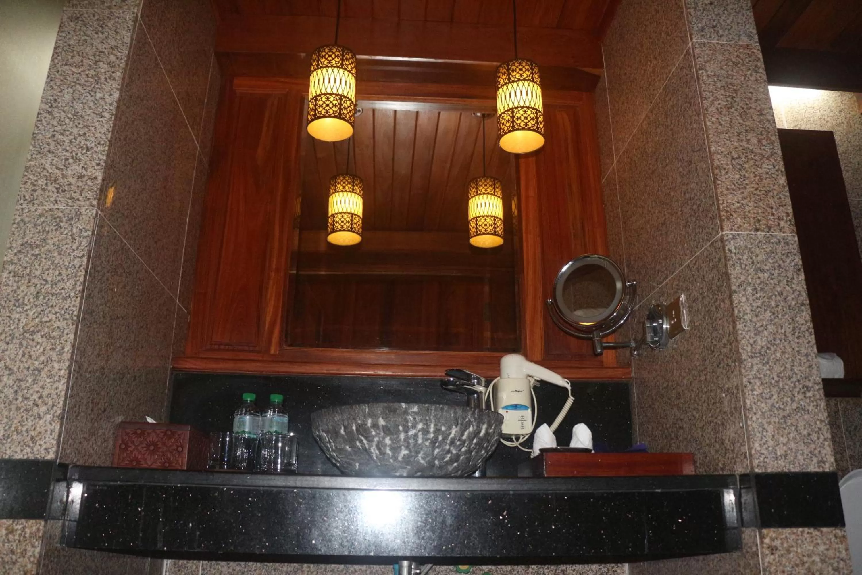 Bathroom, Kitchen/Kitchenette in Try Palace Resort-Kep