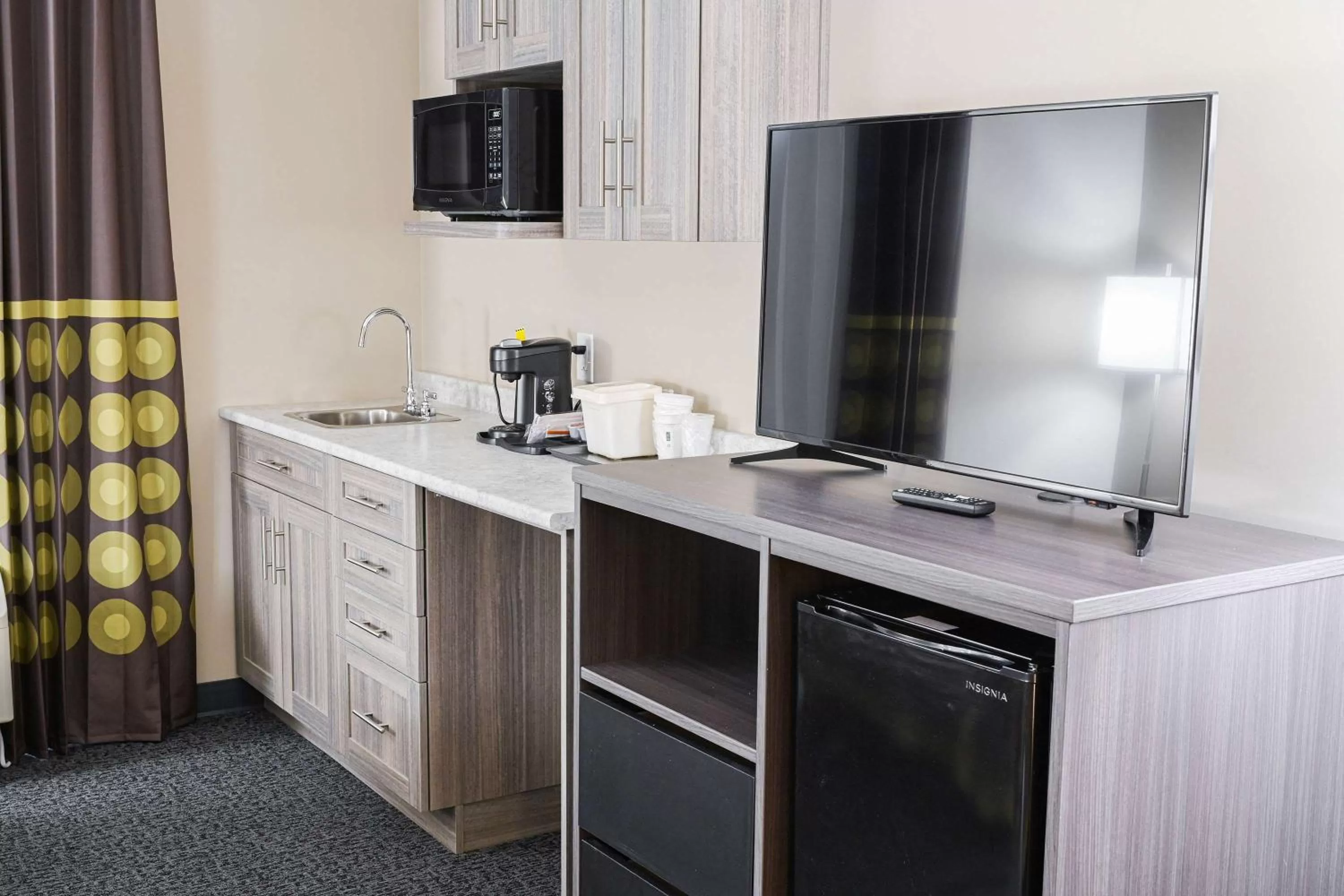 Photo of the whole room, Kitchen/Kitchenette in Super 8 by Wyndham Moosonee