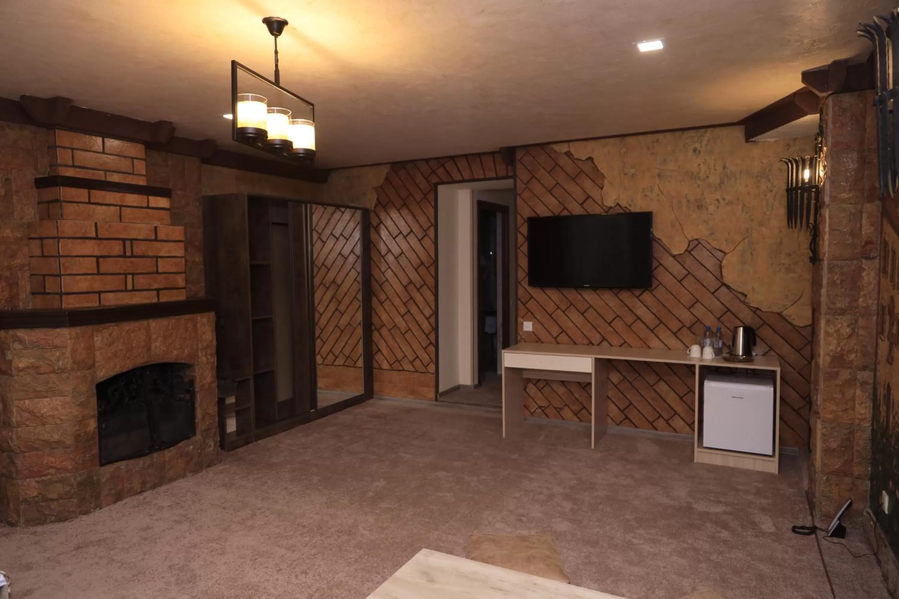 TV and multimedia, TV/Entertainment Center in DeLin Hotel And Tours