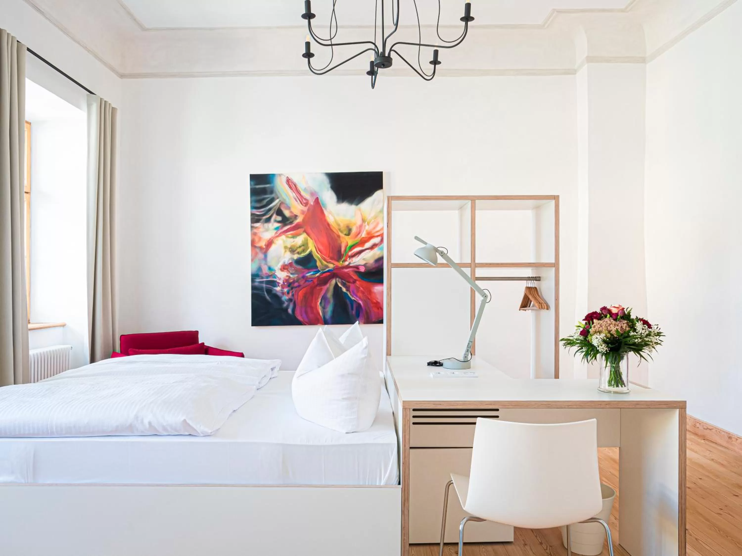 Photo of the whole room, Bed in Post Berching