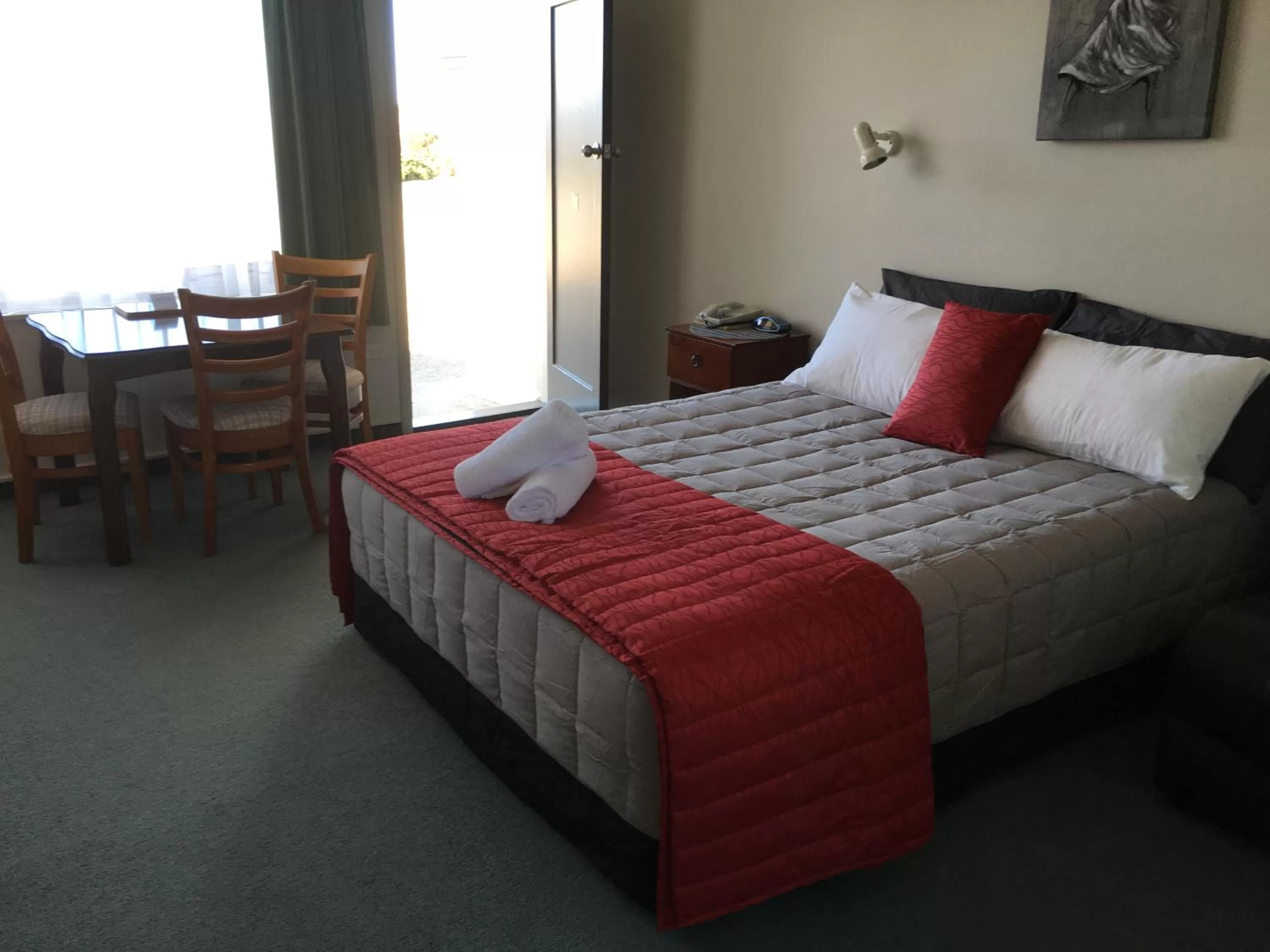 Photo of the whole room, Bed in Ascot Oamaru Motel