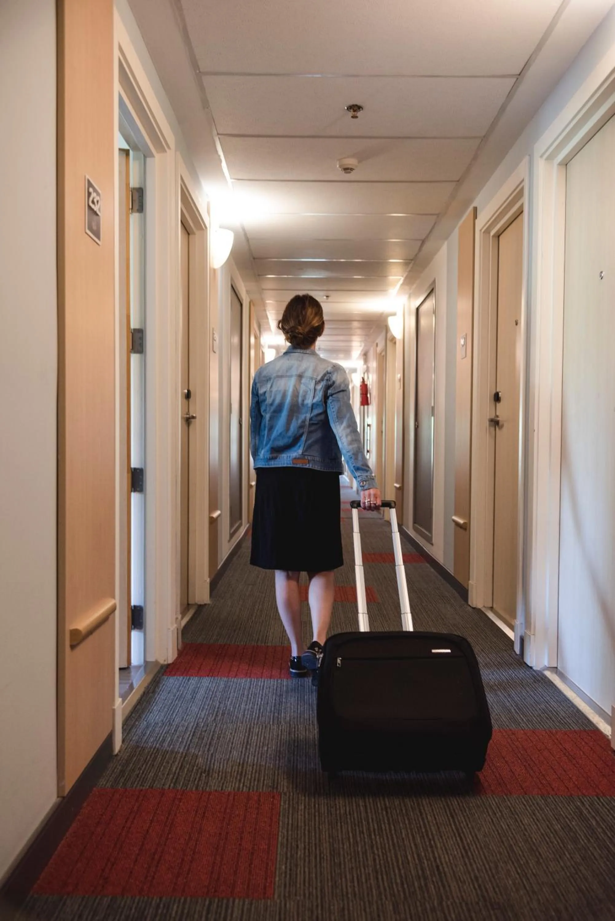 People in ibis Pilar