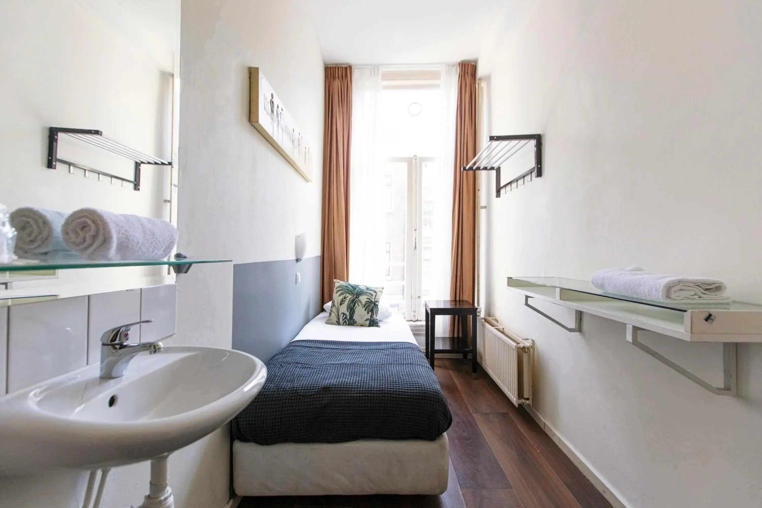 Single Room with Shared Bathroom in Quentin Arrive Hotel Single Room with Shared Bathroom in Quentin Arrive Hotel