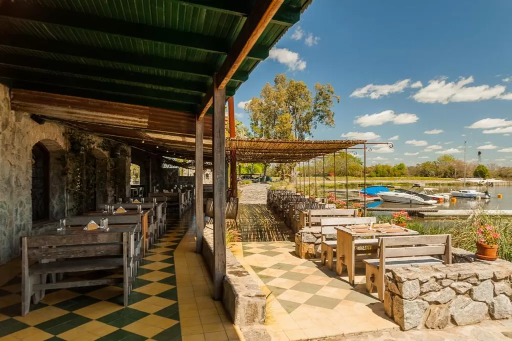 Restaurant/places to eat in Suites Camacho