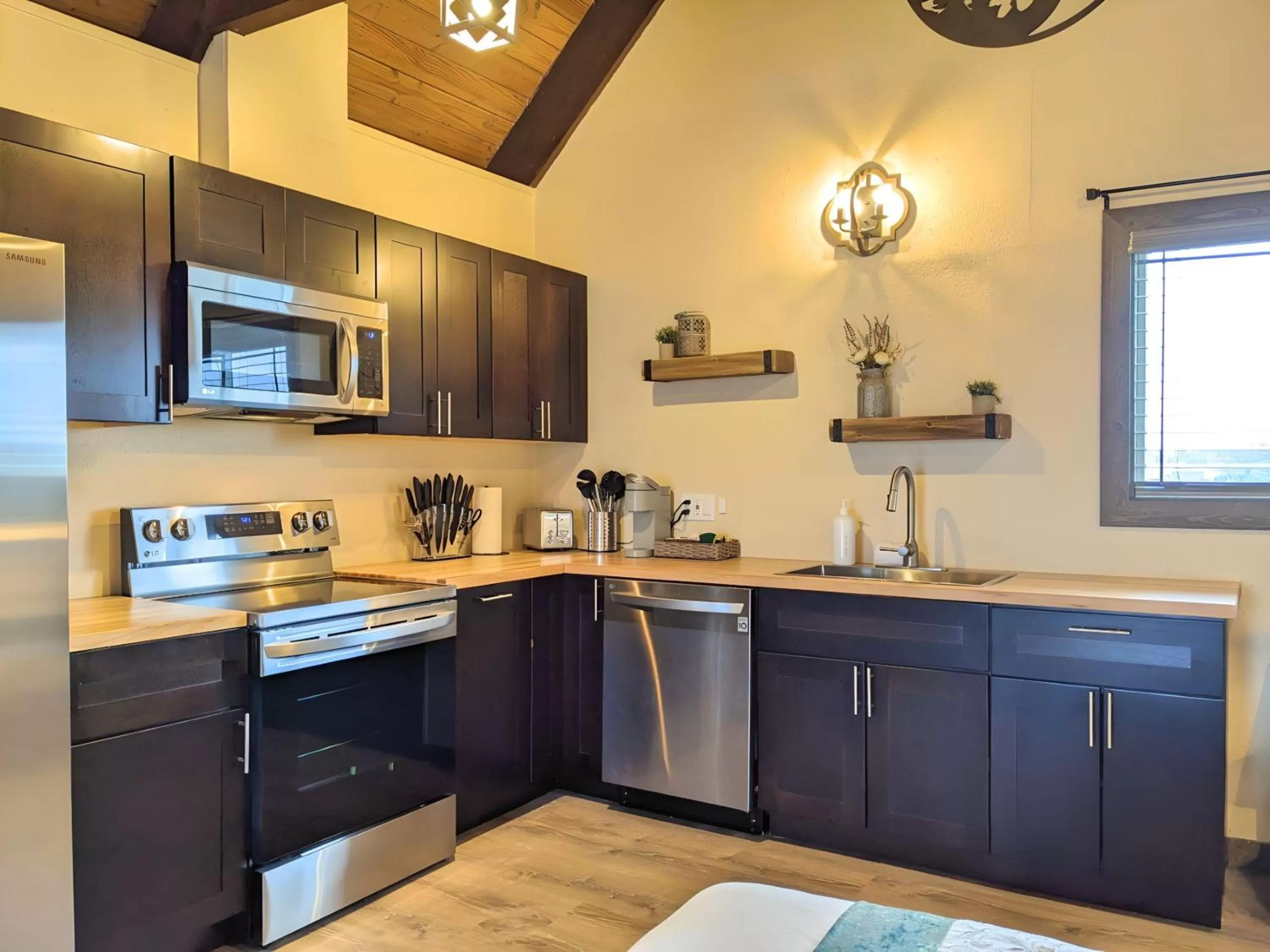 dishwasher, Kitchen/Kitchenette in Wanderlust Inn