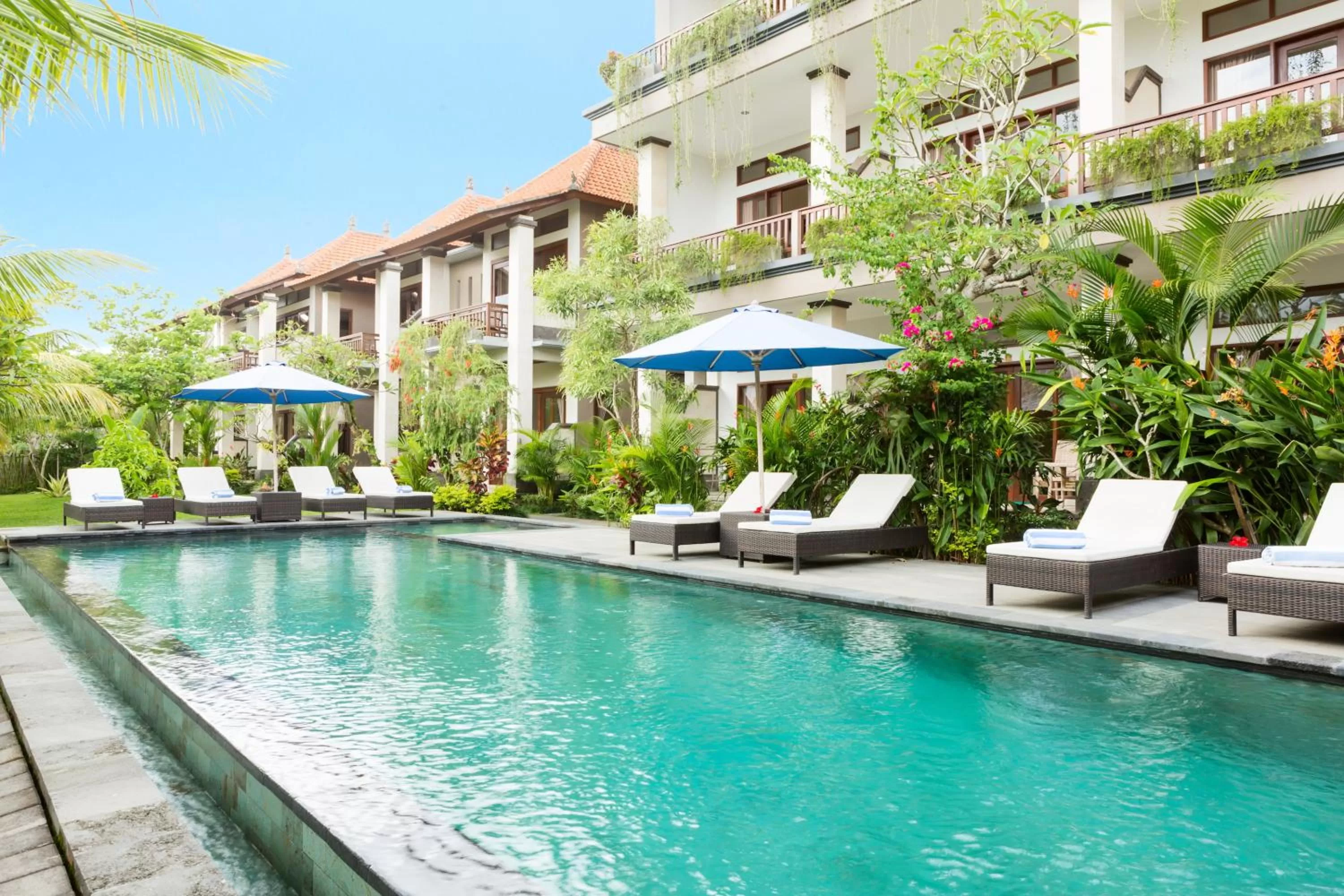 Swimming pool in Kiskenda Cottages & Restaurant