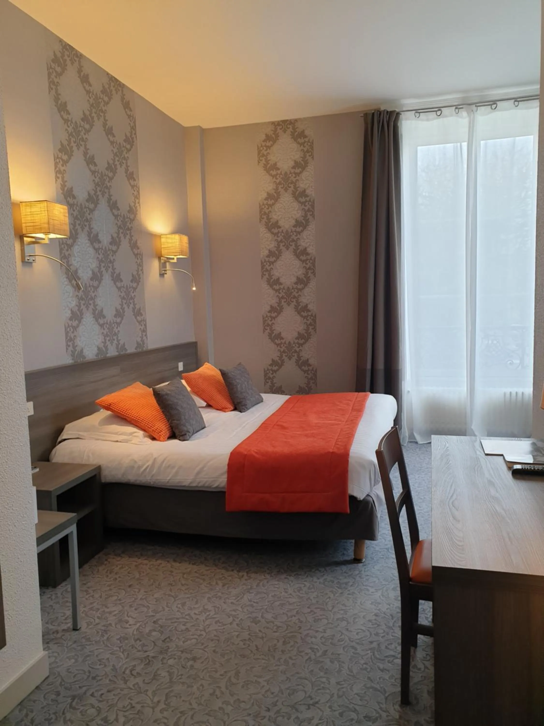 Photo of the whole room, Bed in Hôtel Le Rohan Charme et Caractère