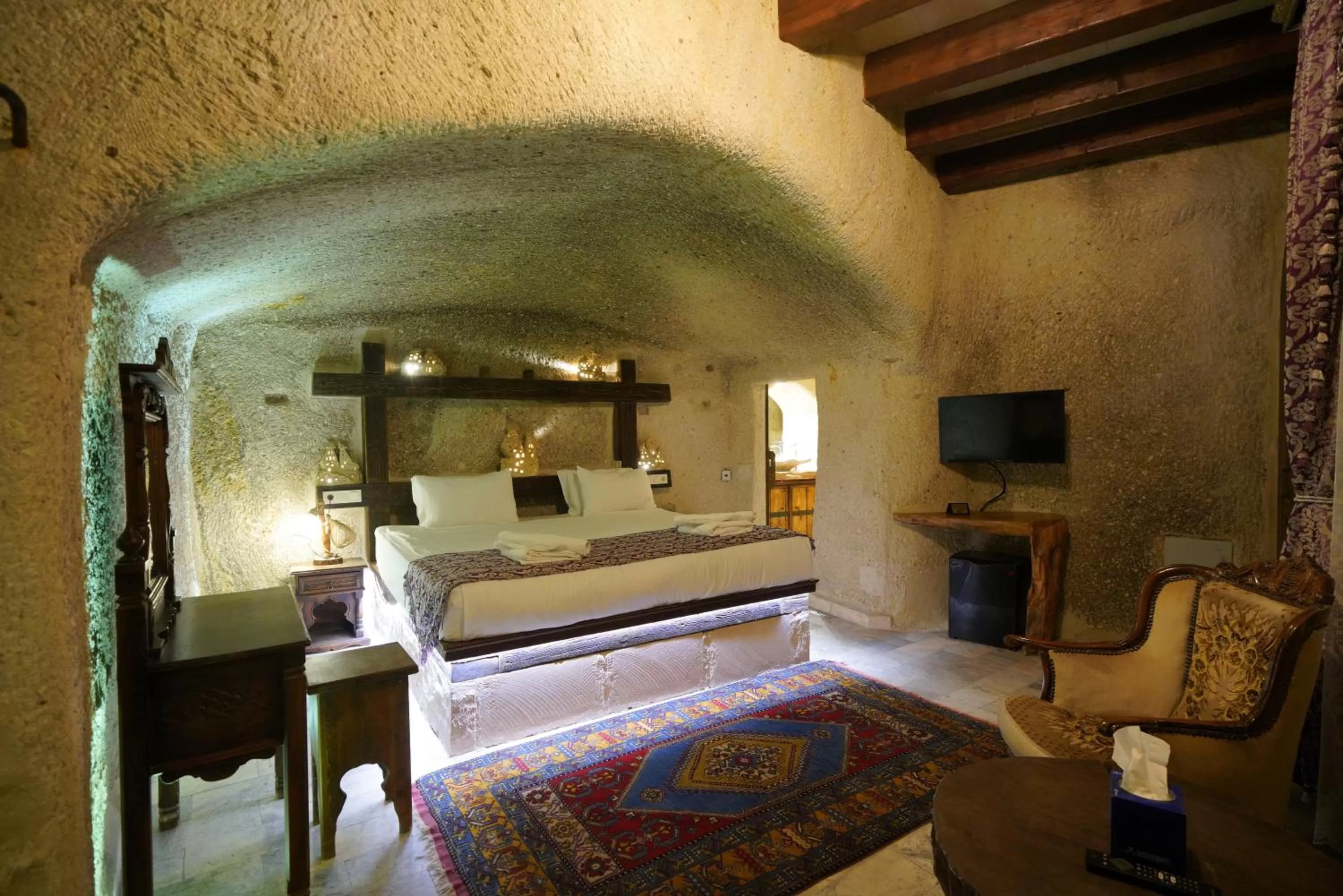 Seating area, Bed in Shoestring Cave House
