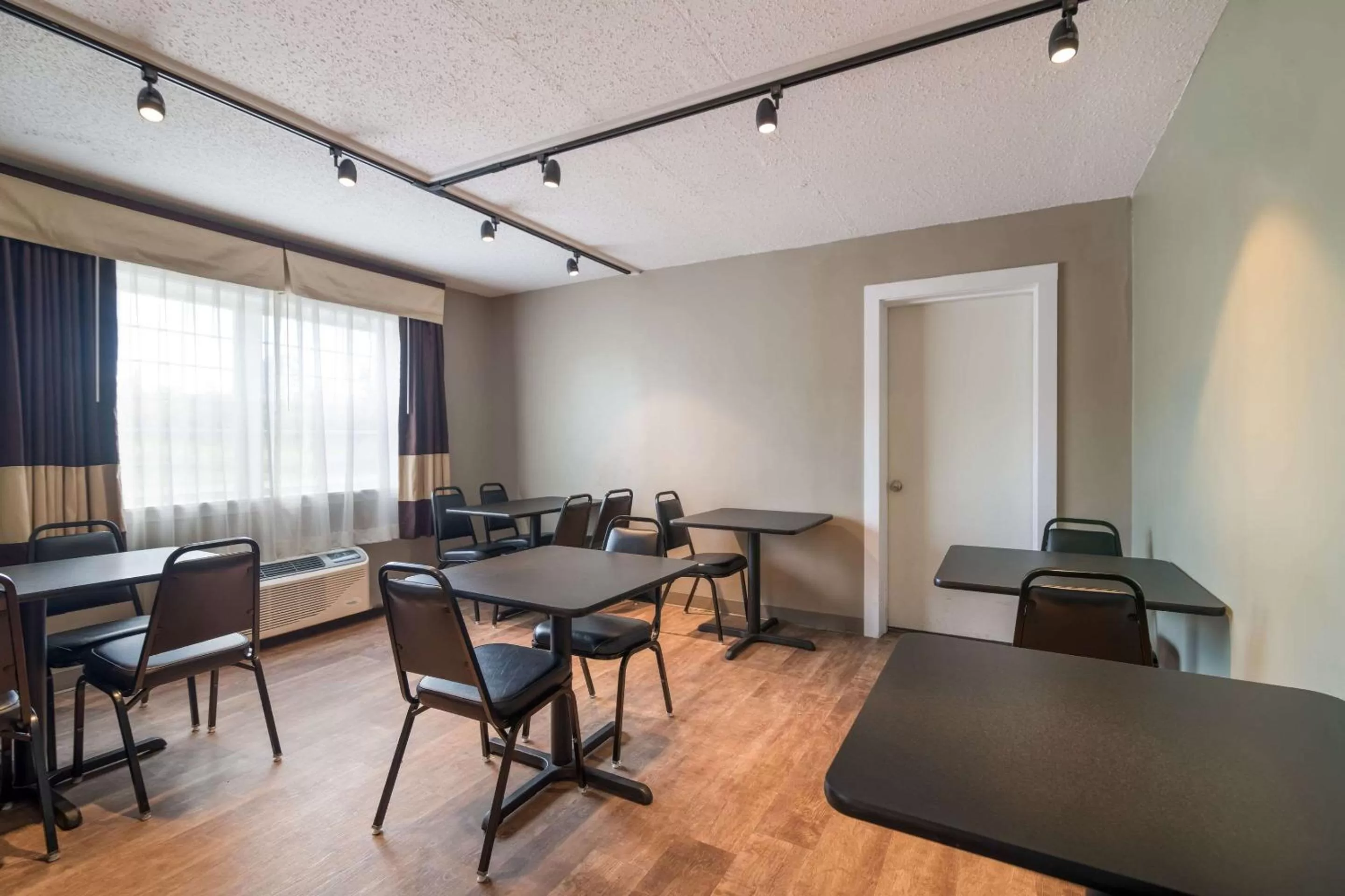 Breakfast in Quality Inn & Suites Auburn I-95