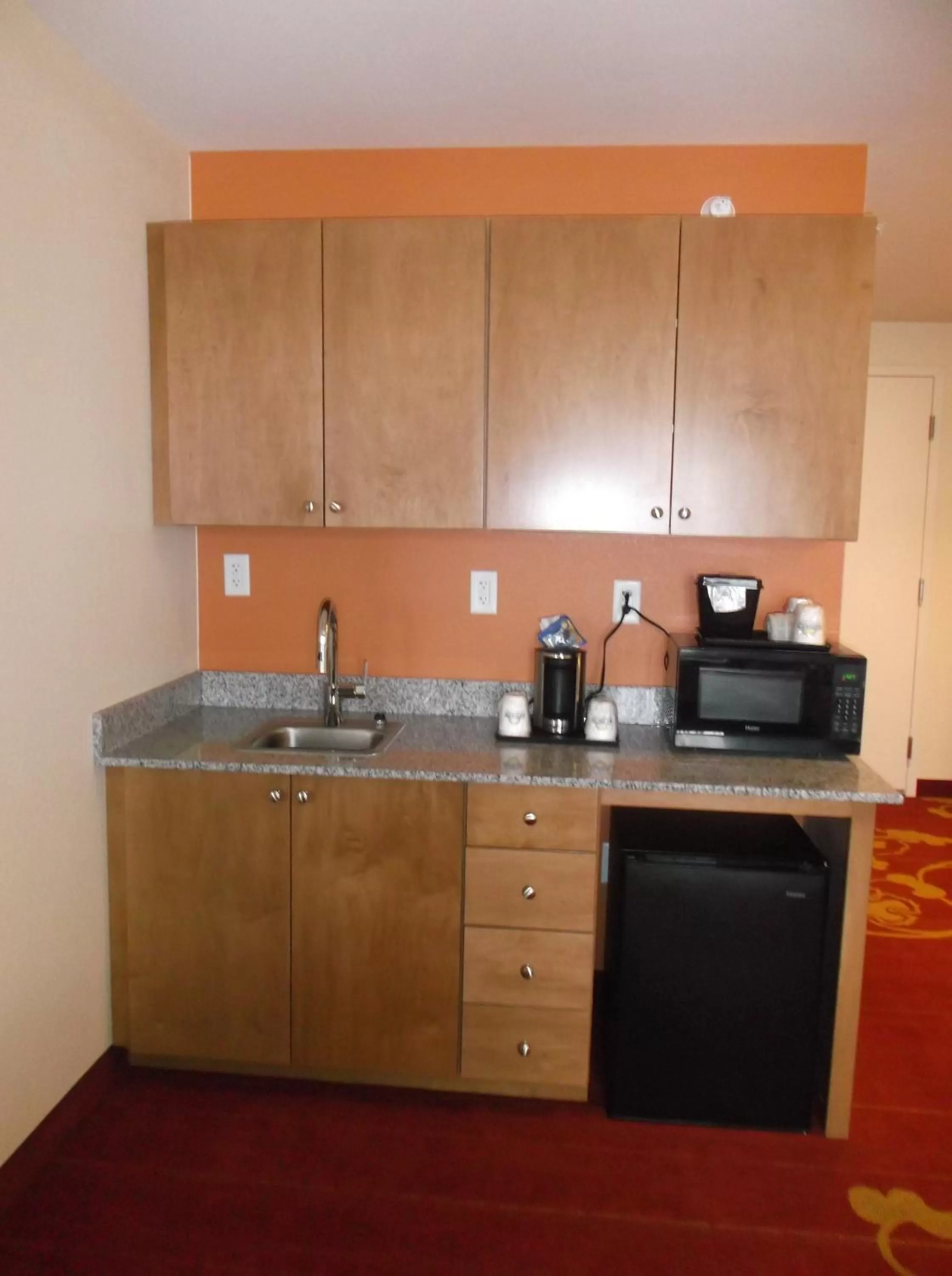 Kitchen or kitchenette in Days Inn & Suites by Wyndham Belmont