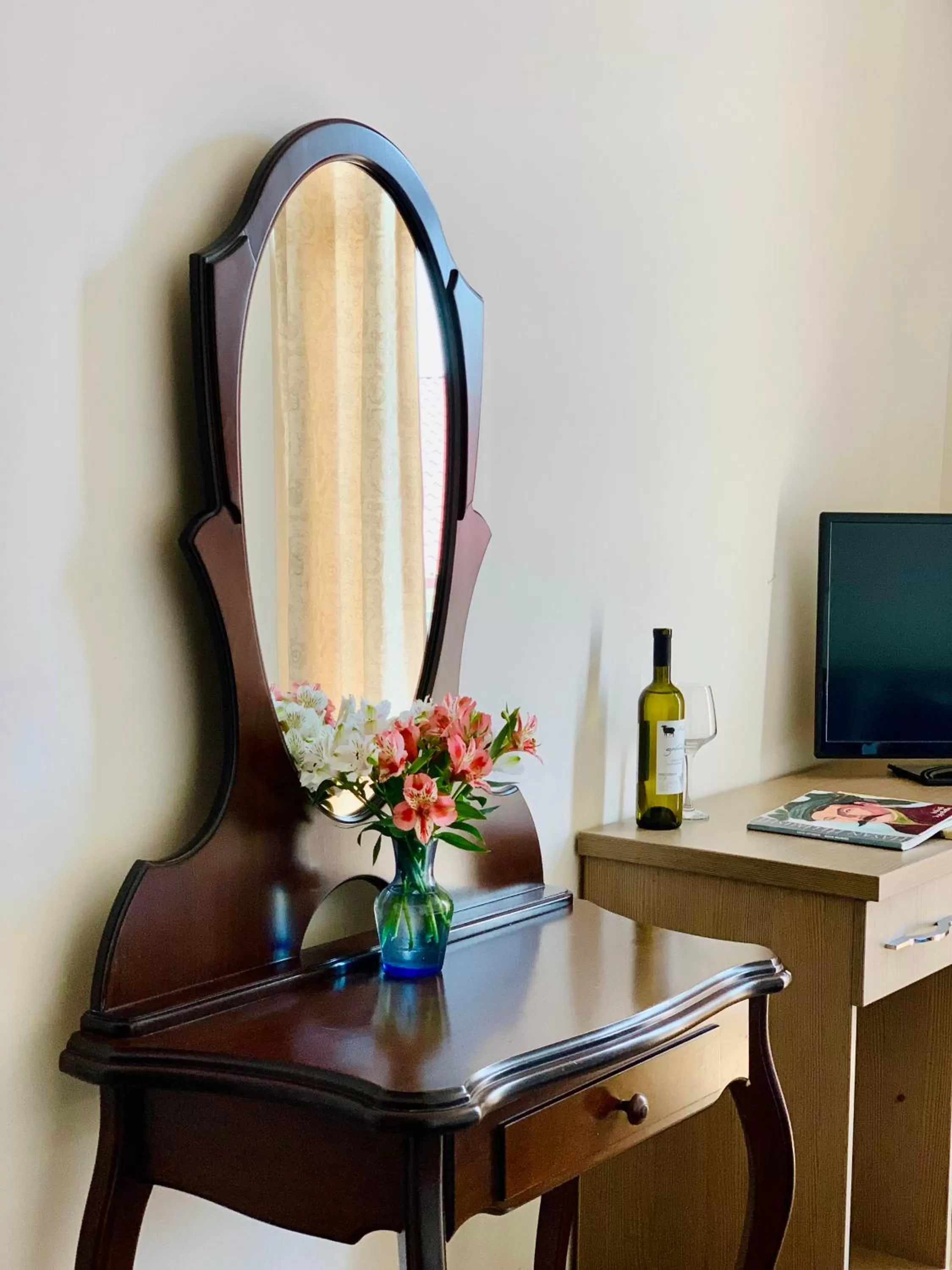 TV/Entertainment Center in Hotel Port Altus