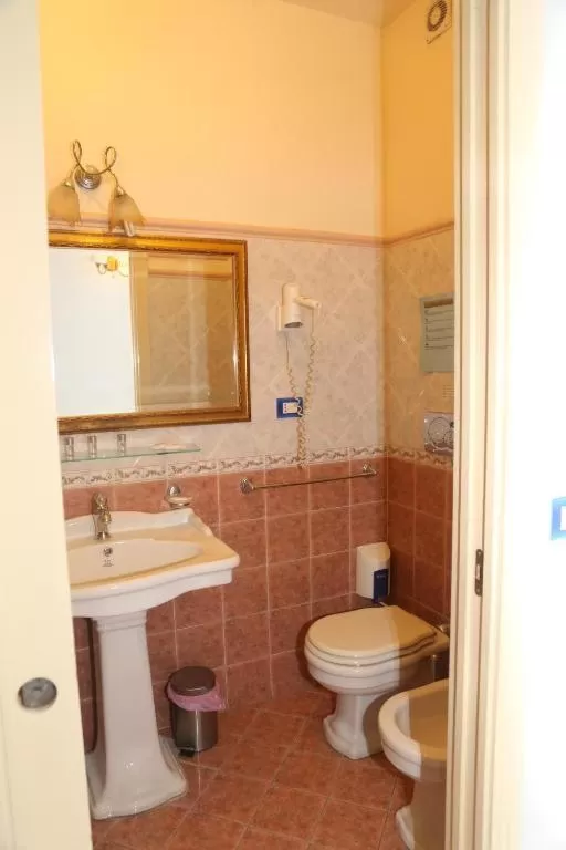 Bathroom in Hotel Sangiuliano 132 centro storico Catania