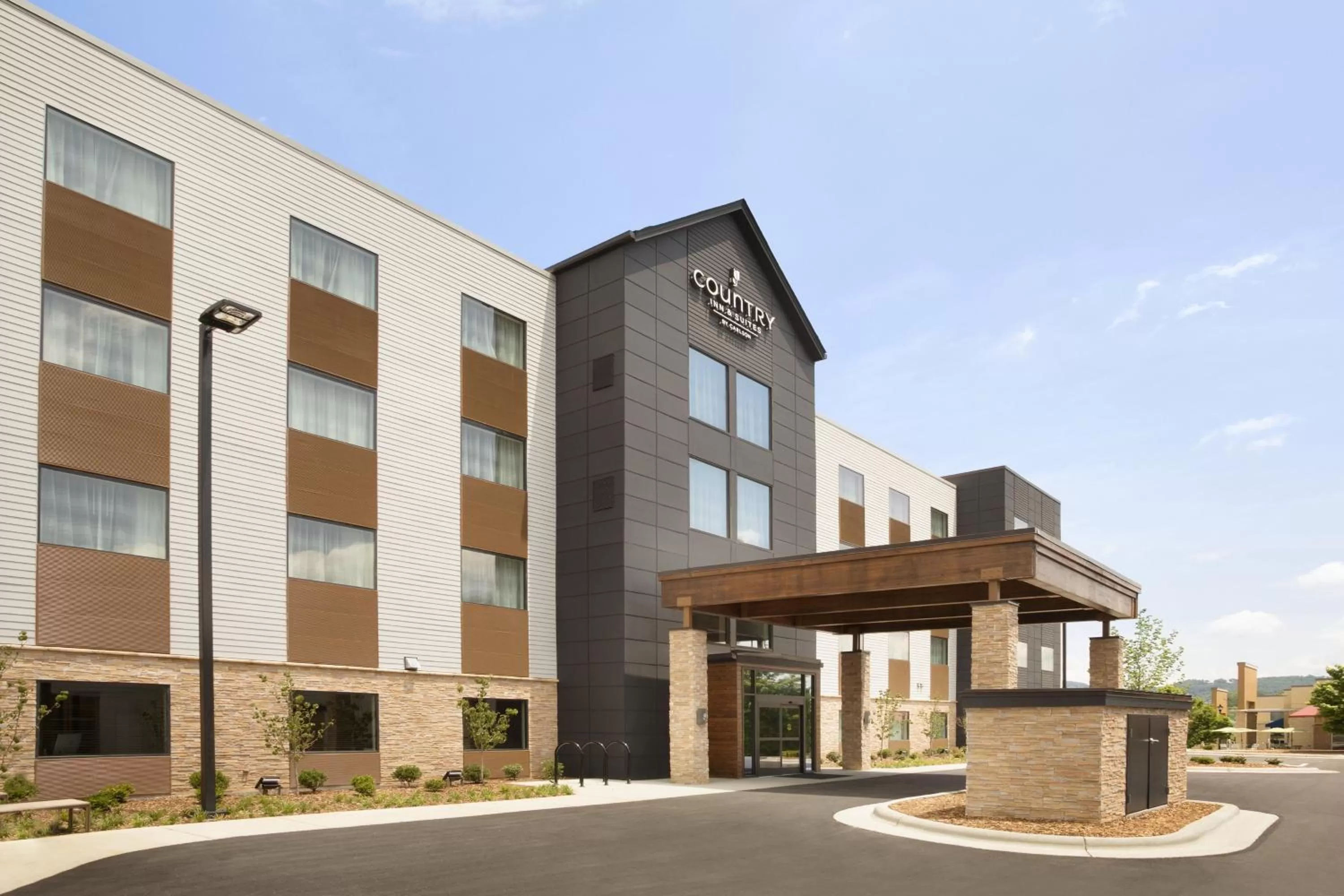 Facade/entrance in Country Inn & Suites by Radisson Asheville River Arts District