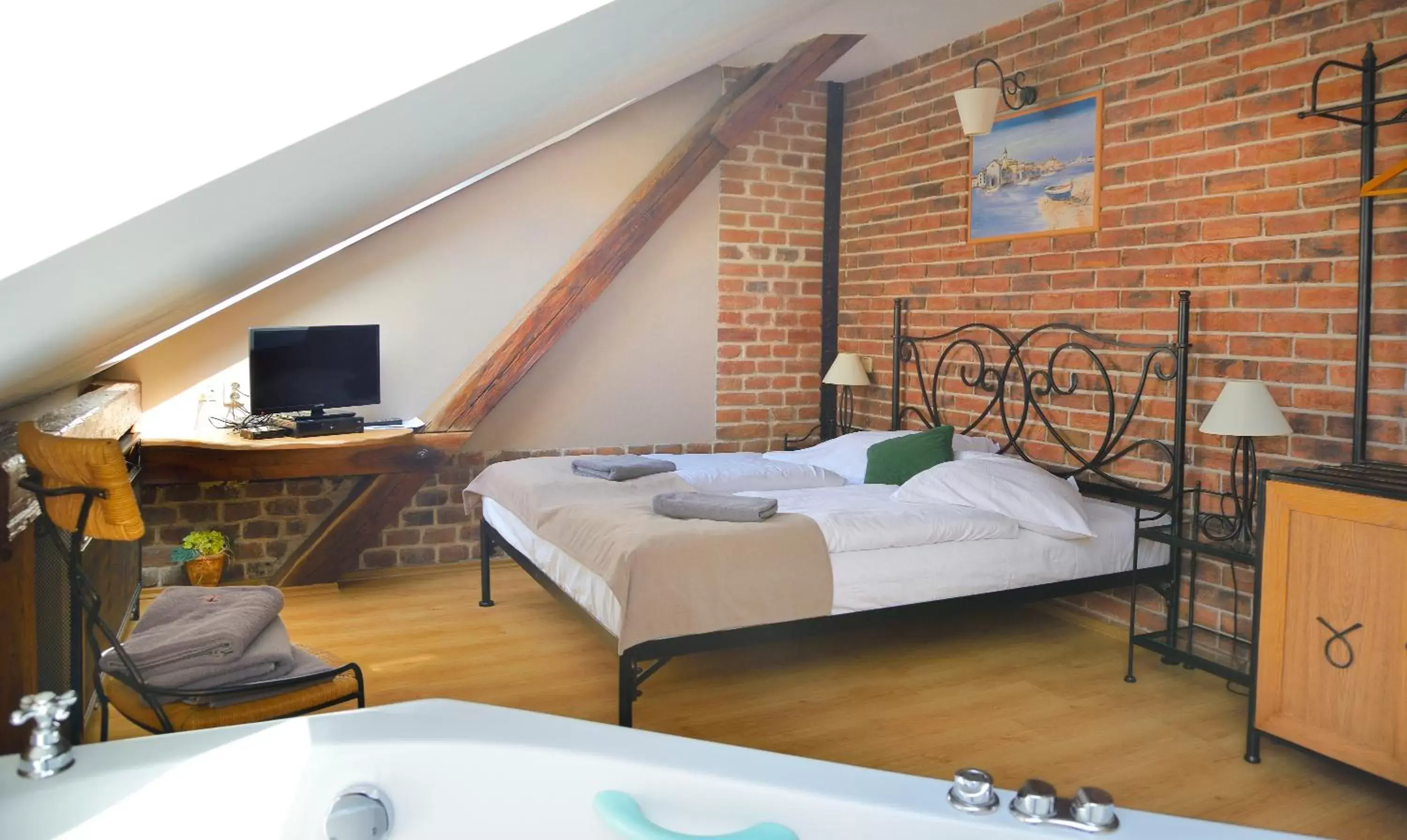 Double Room with Spa Bath in Hotel and restaurant Via Ironia Double Room with Spa Bath in Hotel and restaurant Via Ironia