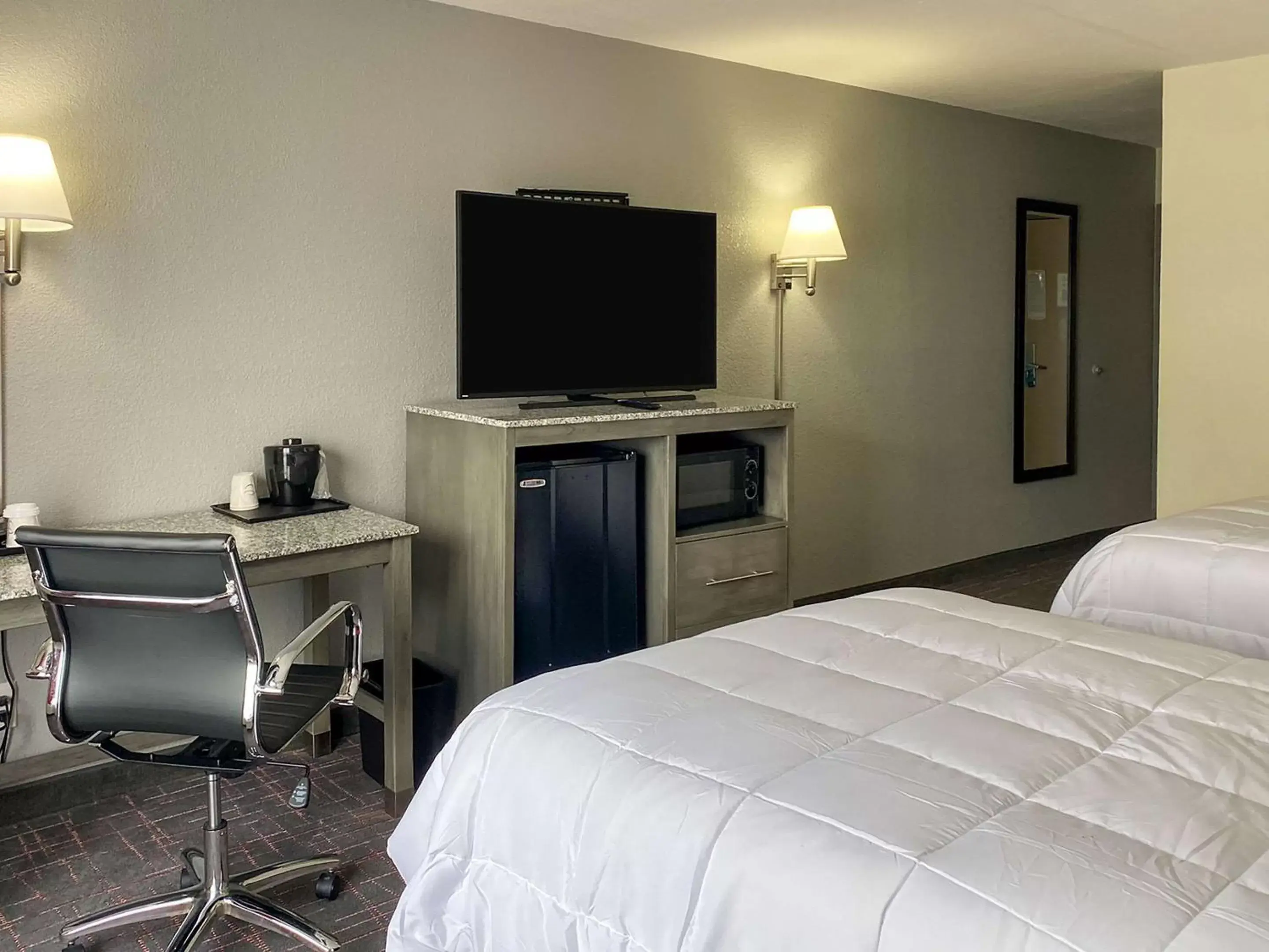 Standard Double Room with Two Double Beds - Non Smoking in Clarion Pointe - Greensboro Coliseum Area Standard Double Room with Two Double Beds - Non Smoking in Clarion Pointe - Greensboro Coliseum Area