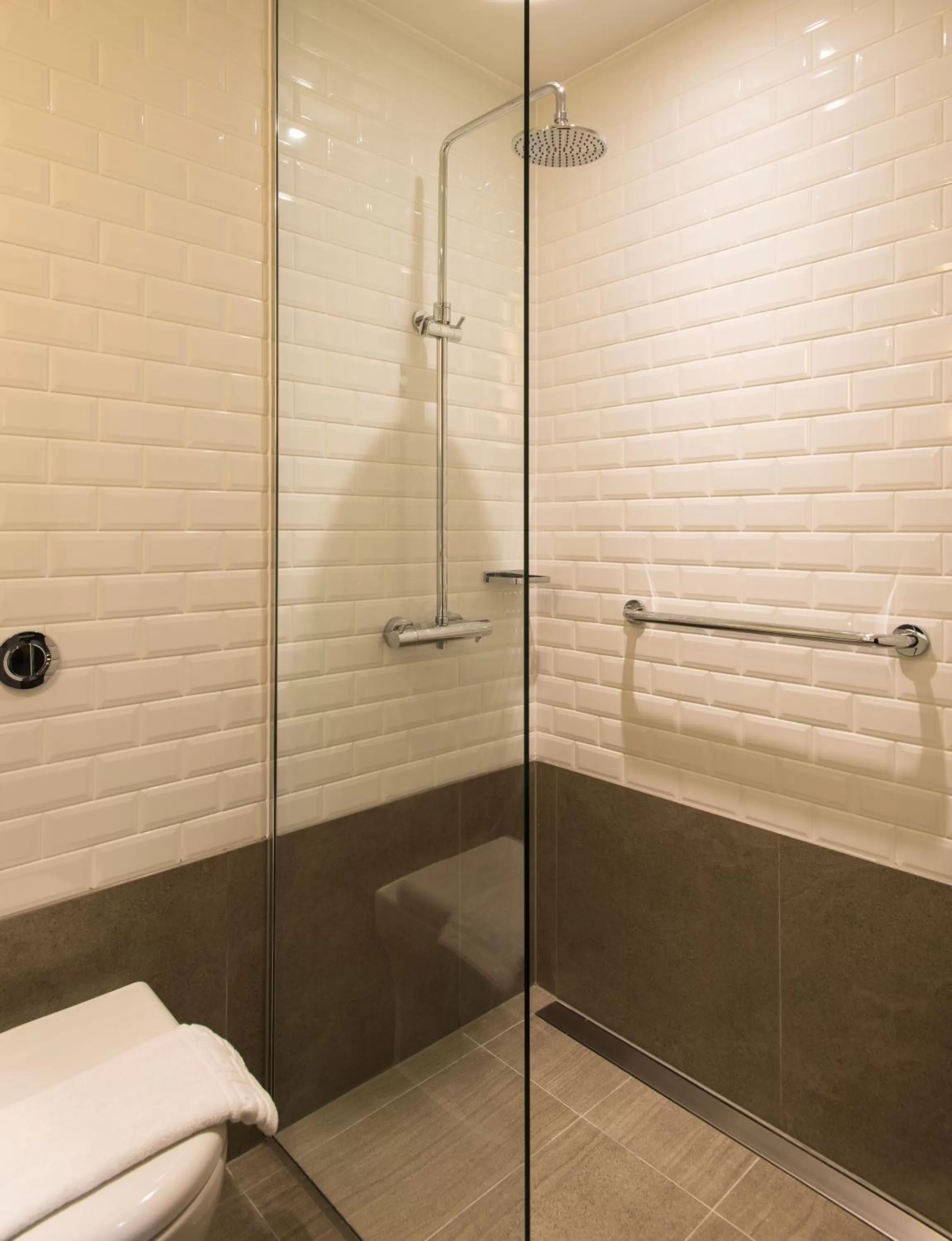 Bathroom in Aerotel London Heathrow Airport, Terminal 2 & Terminal 3